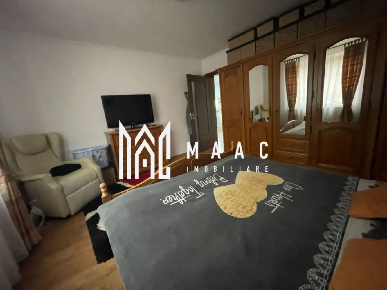 Casă 3 Camere | Curte Generoasă | Priveliște Superbă | Sura Mare - MAAC Imobiliare oferă spre vânzare casă 3 camere, Sura Mare, cu curte generoasă și priveliște spectaculoasă.

Dacă îți dorești o locuință într-o zonă liniștită, cu curte proprie și facilități moderne, această casă de 3 camere situată în Sura Mare este alegerea perfectă. Construită în 2017 și renovată în 2022, această casă individuală beneficiază de toate dotările necesare unei vieți confortabile.

Detalii imobil:

Suprafață utilă: 100 mp

Suprafață construită: 147 mp

Suprafață teren: 500 mp

Regim de înălțime: Demisol + Parter + Mansardă

Compartimentare:

Demisol: Garaj cu telecomandă pentru 2 autoturisme, cameră tehnică, spațiu de depozitare

Parter: Hol, living, baie, bucătărie, terasă, două dormitoare

Pod: Pregătit pentru mansardare

Dotări și facilități:

Sistem de încălzire cu centrală pe lemne/peleti și electrică, încălzire prin pardoseală;

Sistem de climatizare (aer condiționat);

Panouri solare pentru apă caldă;

Sistem de alarmă și camere de supraveghere pentru siguranța ta;

Acces din două străzi;

Curte liberă de 353 mp, cu locuri de parcare și zonă de joacă pentru copii;

Terasă de relaxare și spațiu de depozitare;

Casă vândută semi mobilată și utilată

Finisaje interioare moderne:

Ușă de intrare: PVC

Uși interioare: Celulare

Feronerie termopan, PVC

Podele: Parchet și gresie

Finisaje: Vopsea lavabilă și faianță

Locația casei oferă o priveliște minunată asupra orașului, iar zona este foarte apreciată pe piața

Pentru mai multe detalii specificati ca ati vazut anuntul cu ID: CP2487608