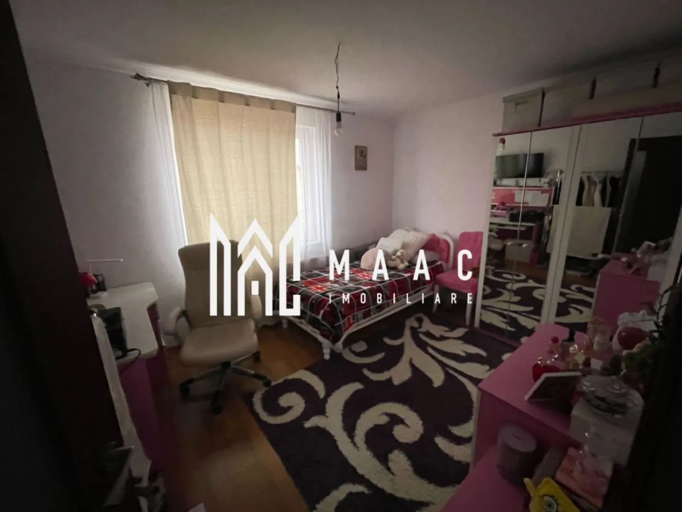 Casă 3 Camere | Curte Generoasă | Priveliște Superbă | Sura Mare - MAAC Imobiliare oferă spre vânzare casă 3 camere, Sura Mare, cu curte generoasă și priveliște spectaculoasă.

Dacă îți dorești o locuință într-o zonă liniștită, cu curte proprie și facilități moderne, această casă de 3 camere situată în Sura Mare este alegerea perfectă. Construită în 2017 și renovată în 2022, această casă individuală beneficiază de toate dotările necesare unei vieți confortabile.

Detalii imobil:

Suprafață utilă: 100 mp

Suprafață construită: 147 mp

Suprafață teren: 500 mp

Regim de înălțime: Demisol + Parter + Mansardă

Compartimentare:

Demisol: Garaj cu telecomandă pentru 2 autoturisme, cameră tehnică, spațiu de depozitare

Parter: Hol, living, baie, bucătărie, terasă, două dormitoare

Pod: Pregătit pentru mansardare

Dotări și facilități:

Sistem de încălzire cu centrală pe lemne/peleti și electrică, încălzire prin pardoseală;

Sistem de climatizare (aer condiționat);

Panouri solare pentru apă caldă;

Sistem de alarmă și camere de supraveghere pentru siguranța ta;

Acces din două străzi;

Curte liberă de 353 mp, cu locuri de parcare și zonă de joacă pentru copii;

Terasă de relaxare și spațiu de depozitare;

Casă vândută semi mobilată și utilată

Finisaje interioare moderne:

Ușă de intrare: PVC

Uși interioare: Celulare

Feronerie termopan, PVC

Podele: Parchet și gresie

Finisaje: Vopsea lavabilă și faianță

Locația casei oferă o priveliște minunată asupra orașului, iar zona este foarte apreciată pe piața

Pentru mai multe detalii specificati ca ati vazut anuntul cu ID: CP2487608