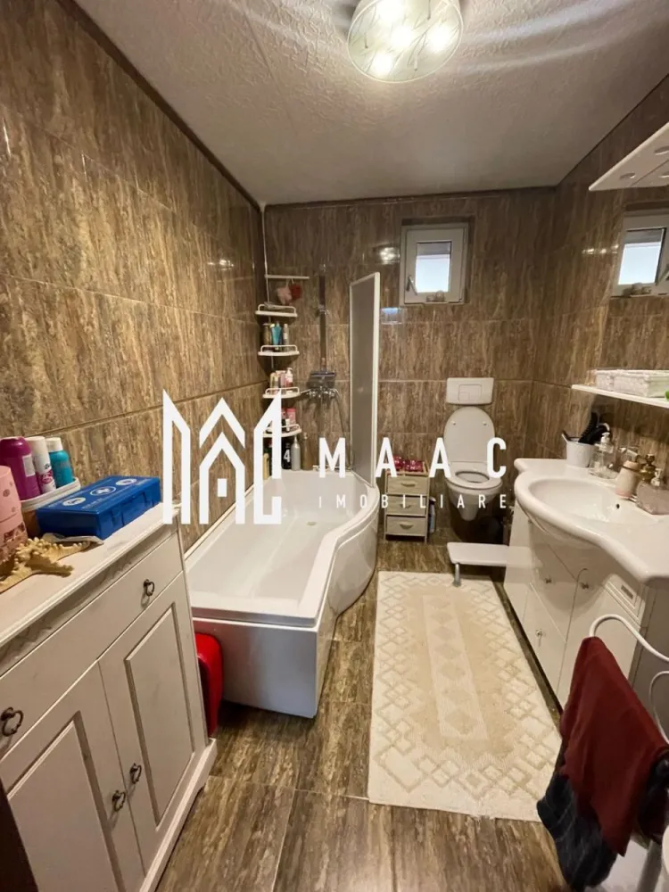 Casă 3 Camere | Curte Generoasă | Priveliște Superbă | Sura Mare - MAAC Imobiliare oferă spre vânzare casă 3 camere, Sura Mare, cu curte generoasă și priveliște spectaculoasă.

Dacă îți dorești o locuință într-o zonă liniștită, cu curte proprie și facilități moderne, această casă de 3 camere situată în Sura Mare este alegerea perfectă. Construită în 2017 și renovată în 2022, această casă individuală beneficiază de toate dotările necesare unei vieți confortabile.

Detalii imobil:

Suprafață utilă: 100 mp

Suprafață construită: 147 mp

Suprafață teren: 500 mp

Regim de înălțime: Demisol + Parter + Mansardă

Compartimentare:

Demisol: Garaj cu telecomandă pentru 2 autoturisme, cameră tehnică, spațiu de depozitare

Parter: Hol, living, baie, bucătărie, terasă, două dormitoare

Pod: Pregătit pentru mansardare

Dotări și facilități:

Sistem de încălzire cu centrală pe lemne/peleti și electrică, încălzire prin pardoseală;

Sistem de climatizare (aer condiționat);

Panouri solare pentru apă caldă;

Sistem de alarmă și camere de supraveghere pentru siguranța ta;

Acces din două străzi;

Curte liberă de 353 mp, cu locuri de parcare și zonă de joacă pentru copii;

Terasă de relaxare și spațiu de depozitare;

Casă vândută semi mobilată și utilată

Finisaje interioare moderne:

Ușă de intrare: PVC

Uși interioare: Celulare

Feronerie termopan, PVC

Podele: Parchet și gresie

Finisaje: Vopsea lavabilă și faianță

Locația casei oferă o priveliște minunată asupra orașului, iar zona este foarte apreciată pe piața

Pentru mai multe detalii specificati ca ati vazut anuntul cu ID: CP2487608