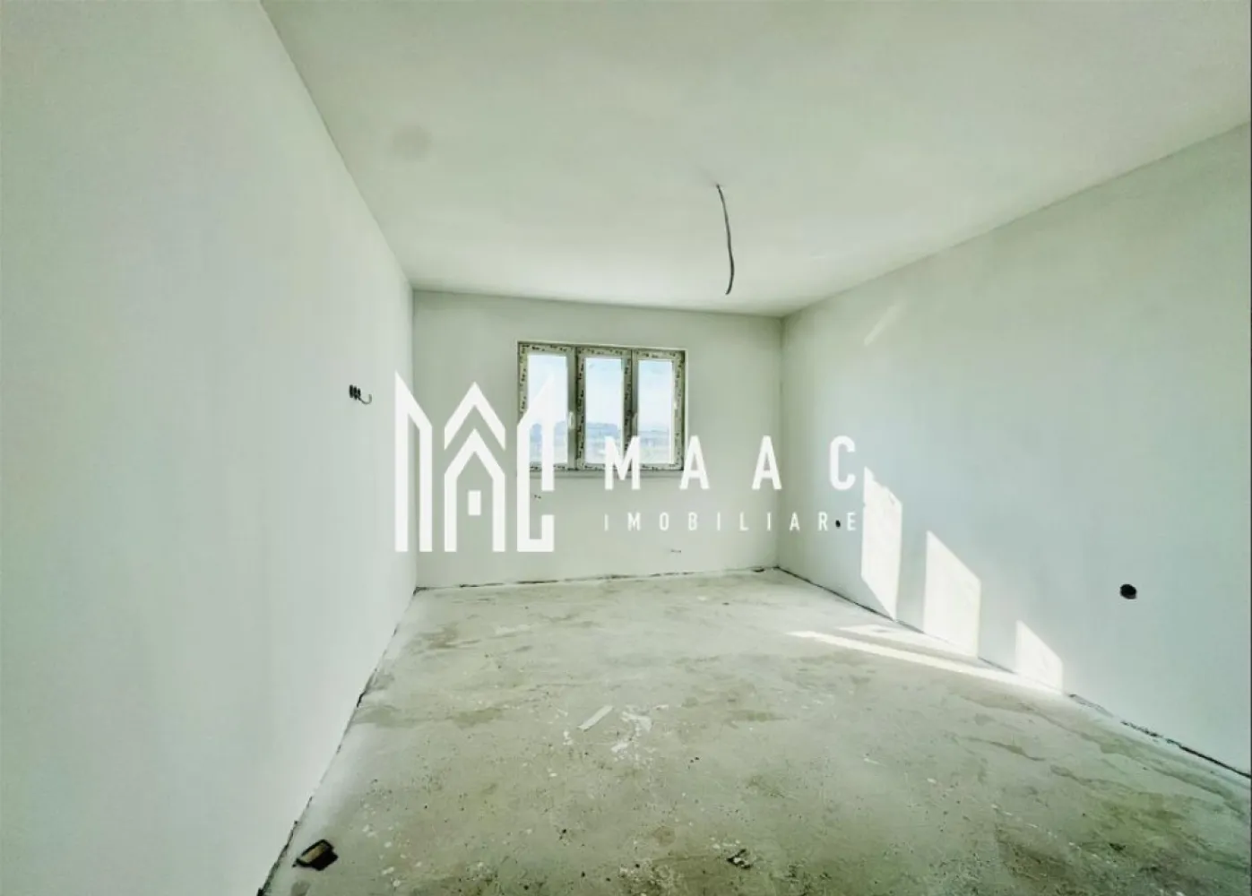 Apartament 2 Camere I Lift | Lazaret | Predare Imediata - Maac Imobiliare prezintă ansamblul rezidențial Urban 64, un proiect modern, ideal atât pentru locuință personală, cât și pentru investiție. Situat în zona Lazaret - Compa, acest ansamblu oferă acces facil spre centru, autostradă și toate zonele de interes public. Detalii ansamblu: ✔ Regim de înălțime: P+4E+M, cu 56 de apartamente și garsoniere ✔ Lift Schindler – silentios și modern ✔ Arhitectură contemporană și finisaje de calitate ✔ Predare: la cheie, INTABULATE Finisaje incluse: Interior: Ușă metalică de acces, izolată termic și fonic Pereți finisați cu glet și lavabilă albă Parchet, gresie, faianță Obiecte sanitare și rezervor îngropat la baie Tâmplărie PVC cu geam termopan Prize, întrerupătoare, instalații pentru TV și internet Încălzire proprie: centrală termică Immergas și calorifere Spații comune: Casa scării placată cu granit Ușă securizată cu interfon la intrare Plafoniere cu senzori de mișcare Parcare: locuri publice disponibile în zonă. Suprafețe disponibile: Apartamente 42,2 mp Localizare: Situat în Lazaret, zona Compa, ansamblul rezidențial Urban 64 oferă acces rapid la transport public, școli, grădinițe, magazine și cabinete medicale, fiind la doar 10 minute de centrul Sibiului. Predare în Mai 2025 – apartamentele și garsonierele se predau finisate la cheie, gata pentru mutare! Pentru mai multe detalii precizati telefonic ca ati vazut anuntul ID: CP2486300