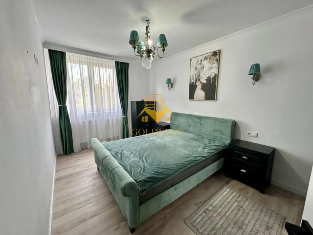 2 camere SemiCentral, UBB, Premium,Horea, Prima închiriere, Cetățuia, - GOLDNESS Imobiliare vă propune spre închiriere un apartament cu 2 camere complet mobilat și utilat, la etajul 3 într-un imobil de 3 etaje, SemiCentral.
Dispune de loc de parcare cu garaj exterior.
Se află în apropierea stațiilor de transport în comun, magazine, restaurante, spații verzi, farmacii, etc. 

Apartamentul este compartimentat astfel:
 - dormitor cu pat matrimonial, dressing, noptiere
 - living cu canapea extensibilă 
 - bucătărie complet utilată și mobilată, loc de servit masa 
 - baie cu cabina de dus, calorifer port prosop și dulap pentru depozitare.
 - balcon de 5 mp.

Imobilul este dotat cu toate cele necesare- centrală proprie, frigider, aragaz, hotă, mașină de spălat haine, etc. 

Dacă sunteți interesați de acest apartament și doriți să îl vizionați, dar și pentru alte oferte nu ezitați să ne contactați telefonic sau prin e-mail. Vă stăm la dispoziție!
Pentru intermediere se percepe un comision de 50% din prețul chiriei!