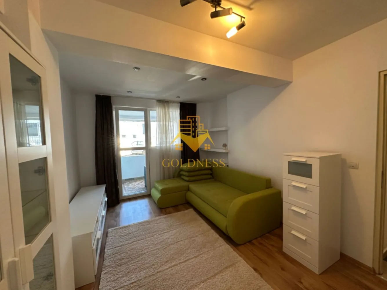 2 camere, Zorilor, Calea Turzii, Hotel Gala, Leroy Merlin, Centrala - GOLDNESS Imobiliare vă propune spre închiriere un apartament cu 2 camere complet mobilat și utilat, la Parter într-un imobil de 4 etaje, în Cartierul Zorilor.
Posibilitate loc parcare în zona la liber.
Se află în apropierea stațiilor de transport în comun, magazine, restaurante, spații verzi, farmacii, etc. 

Apartamentul este compartimentat astfel:
 - dormitor cu pat matrimonial, dressing, noptiere
 - living cu canapea extensibilă 
 - bucătărie complet utilată și mobilată, loc de servit masa 
 - baie cu cabina de dus, calorifer port prosop și dulap pentru depozitare.
 - terasa de 10 mp.

Imobilul este dotat cu toate cele necesare- centrală proprie, frigider, aragaz, hotă, mașină de spălat haine, etc. 

Dacă sunteți interesați de acest apartament și doriți să îl vizionați, dar și pentru alte oferte nu ezitați să ne contactați telefonic sau prin e-mail. Vă stăm la dispoziție!
Pentru intermediere se percepe un comision de 50% din prețul chiriei!
