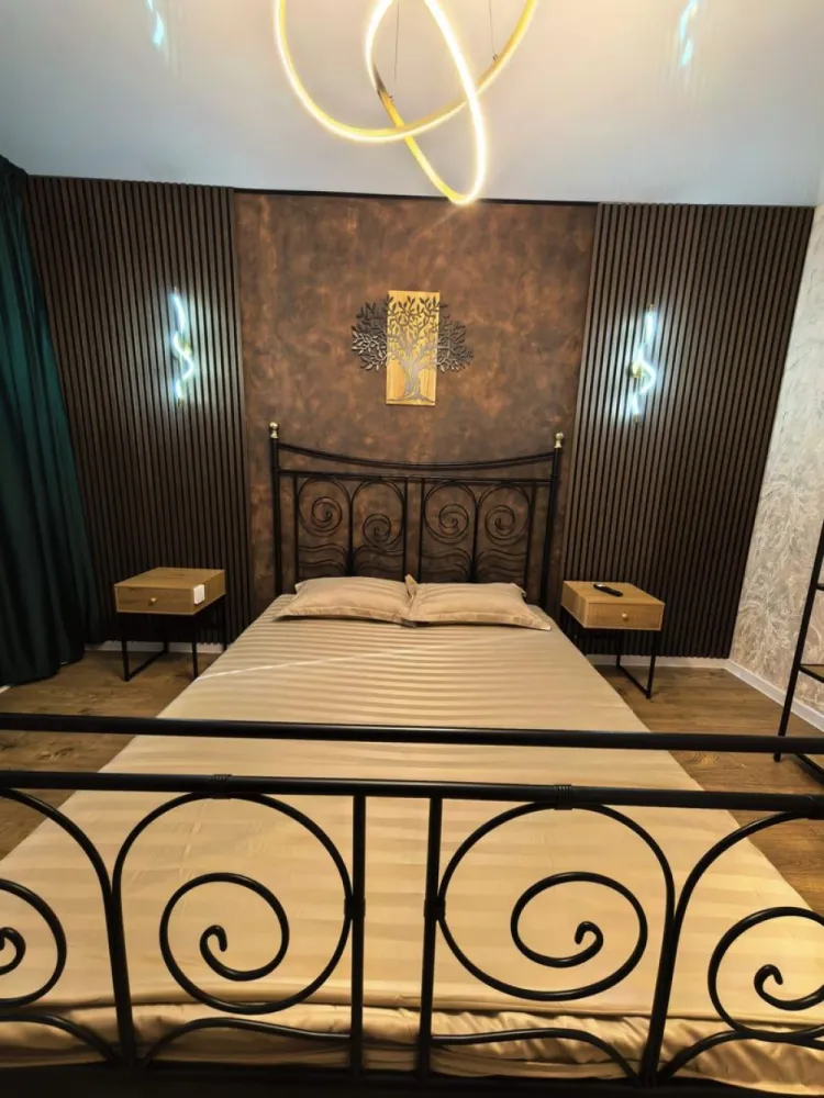 Apartament 2 camere mobilat Militari Residence - parcare proprie - **COMISION 0%**

Vă prezentăm un apartament cu 2 camere, situat în cartierul Militari Residence, pe strada Tineretului nr. 35 bis, într-o zonă accesibilă și bine dezvoltată.

Locuința este amplasată la etajul 1 din 6, oferind un echilibru ideal între confort și accesibilitate. Compartimentarea este practică, fiind potrivită atât pentru un cuplu, cât și pentru investiție.

Detalii proprietate:

* Apartament cu 2 camere
* Etaj 1 din 6
* Locație: strada Tineretului nr. 35 bis
* Compartimentare eficientă

Avantaje:

* Amplasare într-o zonă cu acces rapid la magazine, supermarketuri și alte facilități
* Apropiere de mijloacele de transport în comun
* Loc de parcare privat, oferind un plus de confort și siguranță
* Zonă în continuă dezvoltare, cu potențial bun pentru investiție

Apartamentul reprezintă o alegere practică pentru cei care caută o locuință bine poziționată, într-un cartier cu acces facil la toate punctele de interes.

Pentru mai multe detalii sau programarea unei vizionări, vă stăm la dispoziție.