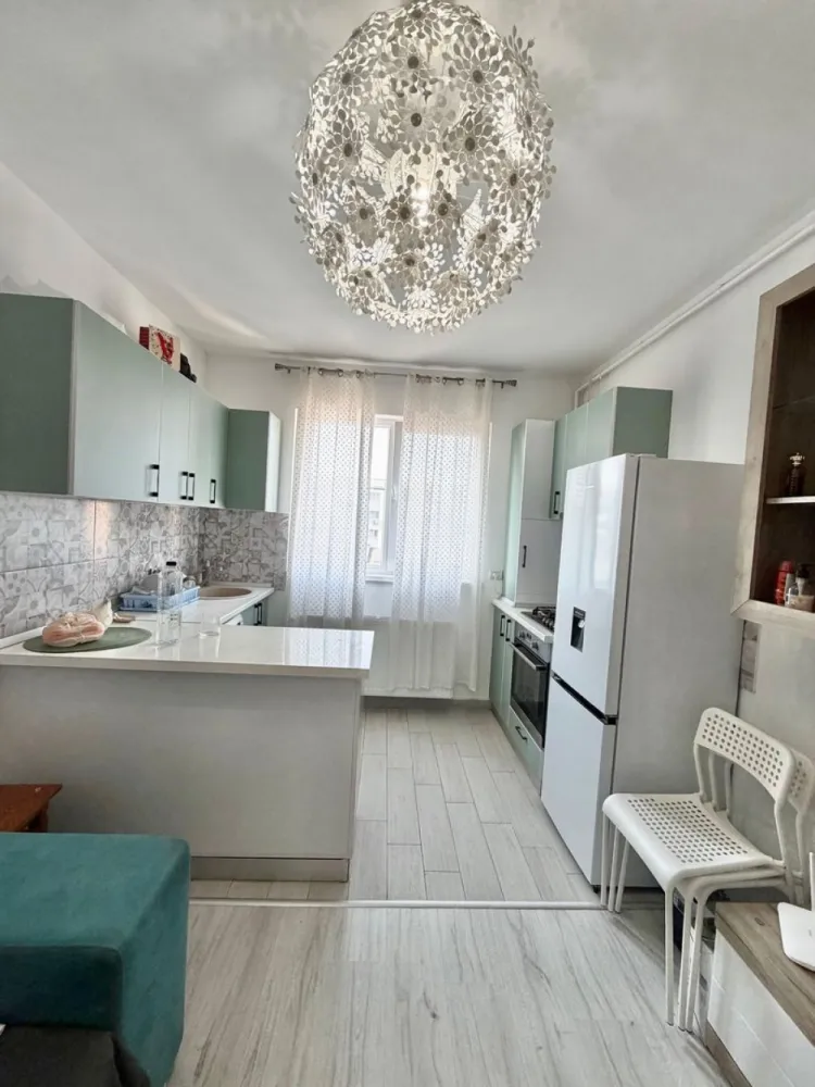 Apartament 2 camere mobilat Militari Residence - **COMISION 0%**

Vă prezentăm un apartament cu 2 camere, situat în cartierul Militari Residence, pe strada Tineretului nr. 35 bis, într-o zonă accesibilă și bine dezvoltată.

Locuința este amplasată la etajul 4 din 7, oferind un echilibru ideal între confort și accesibilitate. Compartimentarea este practică, fiind potrivită atât pentru un cuplu, cât și pentru investiție.

Detalii proprietate:

* Apartament cu 2 camere
* Etaj 4 din 7
* Locație: strada Tineretului nr. 35 bis
* Compartimentare eficientă

Avantaje:

* Amplasare într-o zonă cu acces rapid la magazine, supermarketuri și alte facilități
* Apropiere de mijloacele de transport în comun
* Zonă în continuă dezvoltare, cu potențial bun pentru investiție

Apartamentul reprezintă o alegere practică pentru cei care caută o locuință bine poziționată, într-un cartier cu acces facil la toate punctele de interes.

Pentru mai multe detalii sau programarea unei vizionări, vă stăm la dispoziție.