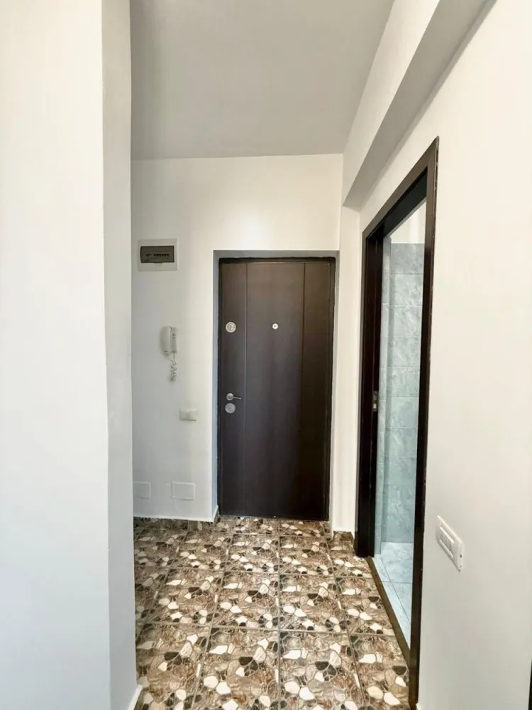 Apartament 3 camere Militari Residence mobilat si utilat - Vă prezentăm un apartament cu 3 camere, decomandat, situat pe strada Rezervelor nr. 79, în cartierul Militari Residence, chiar lângă Lidl – o locație excelentă pentru confortul zilnic 

Situat la etajul 6 din 7, apartamentul oferă o priveliște plăcută și multă lumină naturală, fiind ideal pentru o familie care își dorește spațiu și funcționalitate 

Detalii proprietate:
• 3 camere spațioase 
• 2 băi 
• Compartimentare decomandată – eficiență și intimitate 
• Etaj 6 din 7
• Locație: strada Rezervelor 79, lângă Lidl 

Avantaje:
• Acces imediat la supermarket (Lidl), restaurante și alte facilități 
• Aproape de mijloace de transport în comun 
• Zonă dezvoltată, ideală pentru locuit sau investiție 
• Spațiu generos, potrivit pentru familie 

Un apartament echilibrat, bine poziționat, care îți oferă tot ce ai nevoie pentru un stil de viață confortabil 

Pentru mai multe detalii sau programarea unei vizionări, sună acum