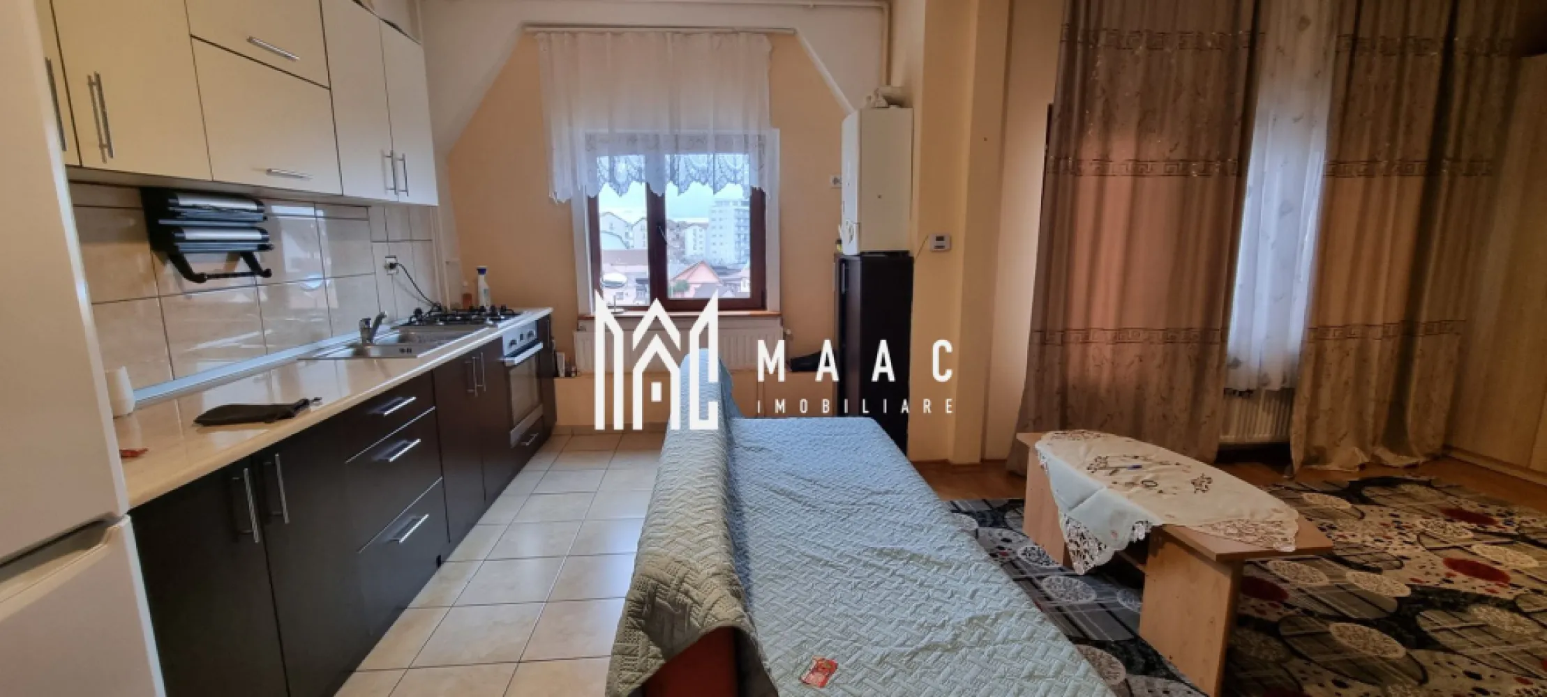 Apartament 2 etaje I 2 camere I 58 mp I Intabulat I Turnișor - Descoperiți acest apartament spațios și bine compartimentat, situat la etajul 5 al unui bloc din cartierul Turnișor! Cu o suprafață totală de 57 mp, acest apartament dispus pe două niveluri, impresionează prin luminozitate, confort și acces facil către punctele de interes ale orașului. 

 Caracteristici principale
Suprafață totală: 57 mp, distribuită pe două etaje, cu scară interioară. 
Mansardare realizată în 2008 – lucrare de calitate, cu pod și pereți izolați. 
Intabulat pe ambele etaje, achiziție posibilă cash sau prin credit bancar. 

Compartimentare eficientă 
- Primul nivel: Hol de acces, living generos cu bucătărie open space, baie cu geam de aerisire și cadă, balcon de 3 mp 
- Al doilea nivel: hol spațios, cu dressing de 9 mp , dormitor confortabil 

Beneficii & Localizare
Se predă așa cum se vede în poze – mobilat și utilat. 
Situat în cartierul Turnișor, în proximitatea magazinelor, stațiilor de transport în comun și cu acces facil către oraș și zona de Vest. 
O oportunitate ideală pentru cei care caută un apartament luminos, bine poziționat și cu un raport excelent între spațiu și preț! 

Contactați echipa MAAC Imobiliare pentru mai multe detalii și programarea unei vizionări, specificând ID CP2464124