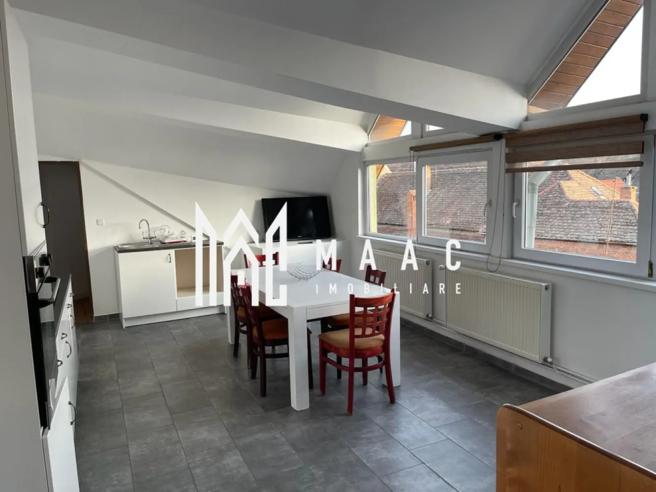 Casa individuala | 330mp utili | Ultracentral - MAAC Imobiliare va prezinta o casa cu suprafata utila de 330 mp in zona Ultracentrala a Sibiului.

Casa este compartimentata astfel:
Parter: 4 garsoniere
Etaj 1: 3 garsoniere
Etaj 2 + mansarda: 1 apartament cu 3 camere, 3 bai, living, bucatarie si baie.

Pozitionare casei este foarte buna pentru investitie, fiind in inima orasului, in apropierea tuturor punctelor de interes comun.

Pentru mai multe detalii, precizati telefonic ca ati vizionat anuntul cu ID: CP1970287.
