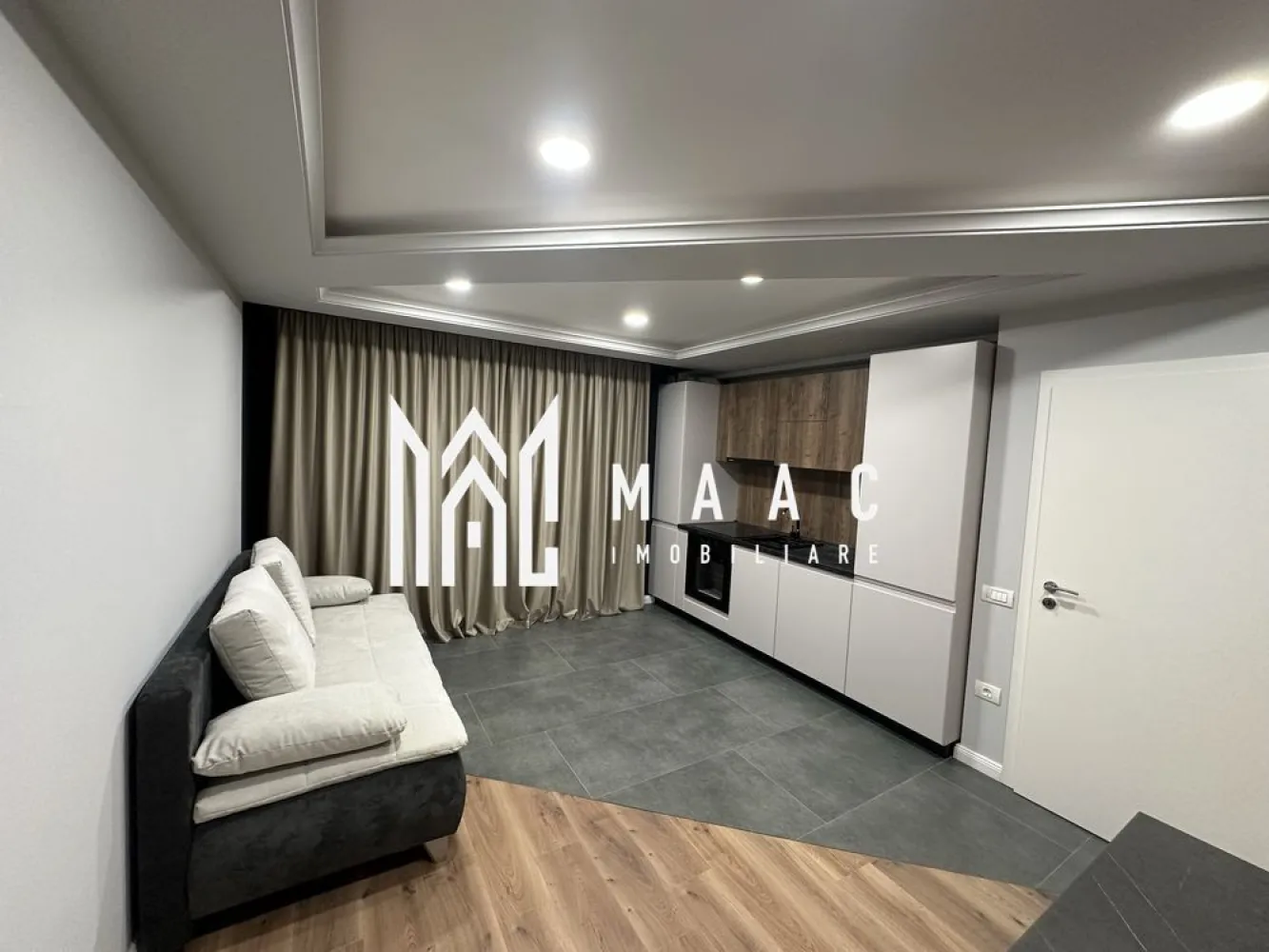 Apartament 2 Camere Tip Studio | 41MPU | Gradina | D.Stanca - MAAC Imobiliare va propune spre vanzare o oportunitate perfectă pentru locuință modernă sau investiție! Situat într-o zona de D.Stanca( in spate la Dedeman) pe stradă privată cu barieră, acest apartament nou oferă un mix ideal de confort, calitate și eficiență energetică.

Caracteristici principale:
Suprafață utilă: 41 mp
Compartimentare inteligentă:

Living open-space cu bucătărie

Dormitor spațios Mobexpert + Saltea Premium

Baie modernă

Debara pentru extra depozitare

Balcon + Grădină proprie

Dotări & Beneficii:
Bucătărie MDF complet echipată: mașină de spălat vase, cuptor, plită, hotă, frigider
Living confortabil: TV, canapea premium
Încălzire în pardoseală – Eficiență energetică maximă
Geamuri Rehau cu 3 straturi de sticlă – Izolare termică și fonică excelentă
Apartament nou – Finisaje și mobilier de înaltă calitate
Loc de parcare inclus – Siguranță și comoditate
Zonă liniștită

Preț: 110.000 € 
 Contactează MAAC Imobiliare pentru mai multe detalii și programarea unei vizionări specificand ID:CP2462459