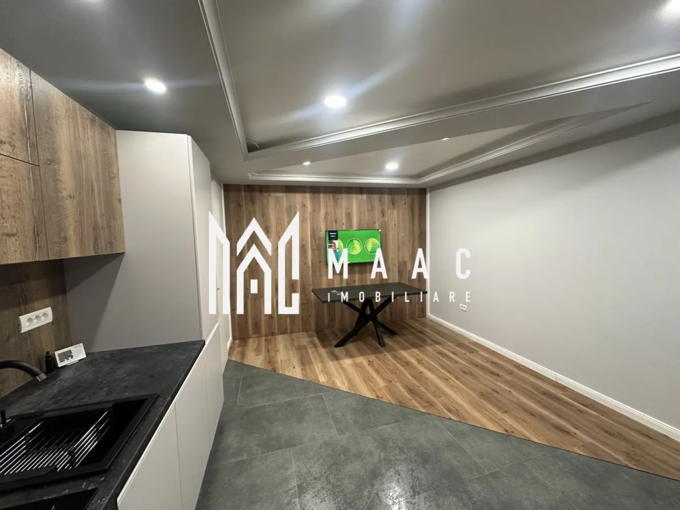Apartament 2 Camere Tip Studio | 41MPU | Gradina | D.Stanca - MAAC Imobiliare va propune spre vanzare o oportunitate perfectă pentru locuință modernă sau investiție! Situat într-o zona de D.Stanca( in spate la Dedeman) pe stradă privată cu barieră, acest apartament nou oferă un mix ideal de confort, calitate și eficiență energetică.

Caracteristici principale:
Suprafață utilă: 41 mp
Compartimentare inteligentă:

Living open-space cu bucătărie

Dormitor spațios Mobexpert + Saltea Premium

Baie modernă

Debara pentru extra depozitare

Balcon + Grădină proprie

Dotări & Beneficii:
Bucătărie MDF complet echipată: mașină de spălat vase, cuptor, plită, hotă, frigider
Living confortabil: TV, canapea premium
Încălzire în pardoseală – Eficiență energetică maximă
Geamuri Rehau cu 3 straturi de sticlă – Izolare termică și fonică excelentă
Apartament nou – Finisaje și mobilier de înaltă calitate
Loc de parcare inclus – Siguranță și comoditate
Zonă liniștită

Preț: 110.000 € 
 Contactează MAAC Imobiliare pentru mai multe detalii și programarea unei vizionări specificand ID:CP2462459