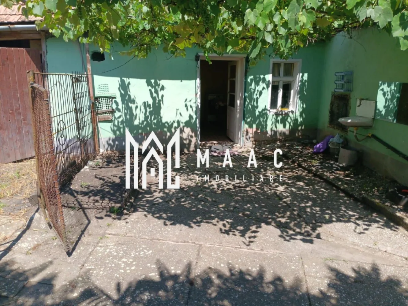 Casa 4 camere | Teren 2000 | Alțâna - MAAC Imobiliare vă propune spre vânzare o casă individuală, situată în comuna Alțâna, un pitoresc sat săsesc cu istorie bogată, aflat la doar 30 de minute de Sibiu.

Casa are o suprafață utilă de 96 mp la parter si etaj, cu 4 camere

Terenul aferent proprietății are o suprafață de 2.000 mp, fiind compartimentat într-o zonă verde generoasă și o curte spațioasă, ideală pentru relaxare sau activități gospodărești.

Casa dispune de bucătărie de vară, pivniță, cămară și alte dependințe.

Dotări și utilități:

Gaz, apă, curent

Canalizare la poarta

Caile de acces pana la proprietate sunt asfaltate. Acces Auto 

Alțâna este o zonă liniștită, cu peisaje pitorești și aer curat, ideală pentru o locuință de familie sau o casă de vacanță.

Pentru mai multe detalii precizati telefonic ca ati vazut anuntul cu ID: CP2461845
