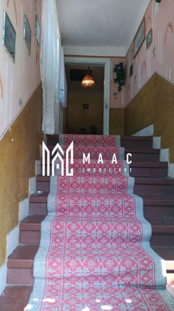 Casa 4 camere | Teren 2000 | Alțâna - MAAC Imobiliare vă propune spre vânzare o casă individuală, situată în comuna Alțâna, un pitoresc sat săsesc cu istorie bogată, aflat la doar 30 de minute de Sibiu.

Casa are o suprafață utilă de 96 mp la parter si etaj, cu 4 camere

Terenul aferent proprietății are o suprafață de 2.000 mp, fiind compartimentat într-o zonă verde generoasă și o curte spațioasă, ideală pentru relaxare sau activități gospodărești.

Casa dispune de bucătărie de vară, pivniță, cămară și alte dependințe.

Dotări și utilități:

Gaz, apă, curent

Canalizare la poarta

Caile de acces pana la proprietate sunt asfaltate. Acces Auto 

Alțâna este o zonă liniștită, cu peisaje pitorești și aer curat, ideală pentru o locuință de familie sau o casă de vacanță.

Pentru mai multe detalii precizati telefonic ca ati vazut anuntul cu ID: CP2461845