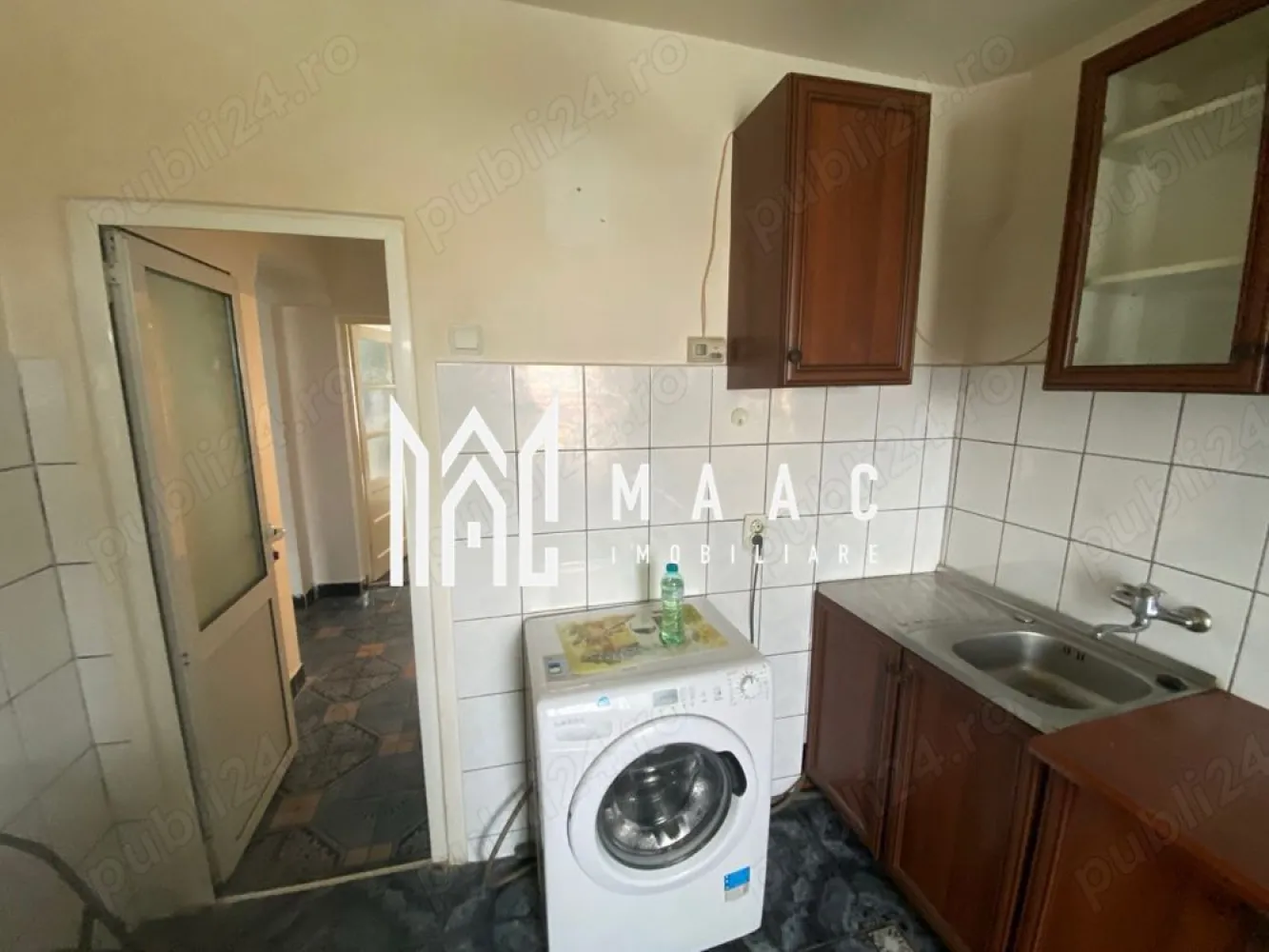 Apartament 2 camere | Decomandat | 54 MPU | SIRETULUI - 🏡 MAAC Imobiliare vă propune spre vânzare un apartament spațios, ideal pentru cei care își doresc să-l personalizeze după propriul gust!

✔ Suprafață generoasă – 54 mp, compartimentare decomandată, oferind spațiu bine organizat.
✔ Bucătărie cu balcon închis – Mai mult spațiu pentru depozitare sau pentru a crea un loc de relaxare.
✔ Etaj 4 din 5 – Locație ideală, oferind atât liniște, cât și acces facil.
✔ Necesită renovare – O oportunitate perfectă de a transforma acest apartament într-un cămin modern, exact așa cum îți dorești.
Pentru mai multe detalii și pentru programarea unei vizionări, vă rugăm să specificați ID-ul anunțului: CP2461040