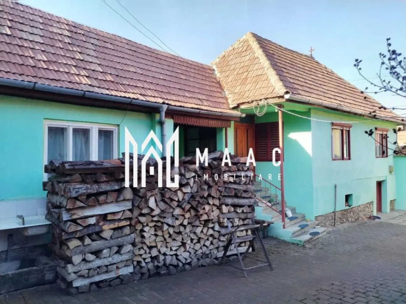 Casa Individuala I Teren 490mp I Acces auto I Rasinari - Va propunem spre vanzare o casa individuala situata in Rasinari.

Locuinta este compusa din 3 corpuri:
 -corp 1: hol intrare, 2 corpuri, pivnita
 -corp 2: hol, dormitor, bucatarie, bsie
 -corp 3: bucatarie, baie, camara.

Curte pavata.

Proprietatea dispune de sura, spati de depozitare, garaj.

Disponibil imediat.

Facilitati: Acces rapid la mijloace de transport in comun, magazine, farmacii, si spati verzii.

Pentru mai multe detalii precizati telefonic ca ati vazut anuntul cu:ID: CP2460847