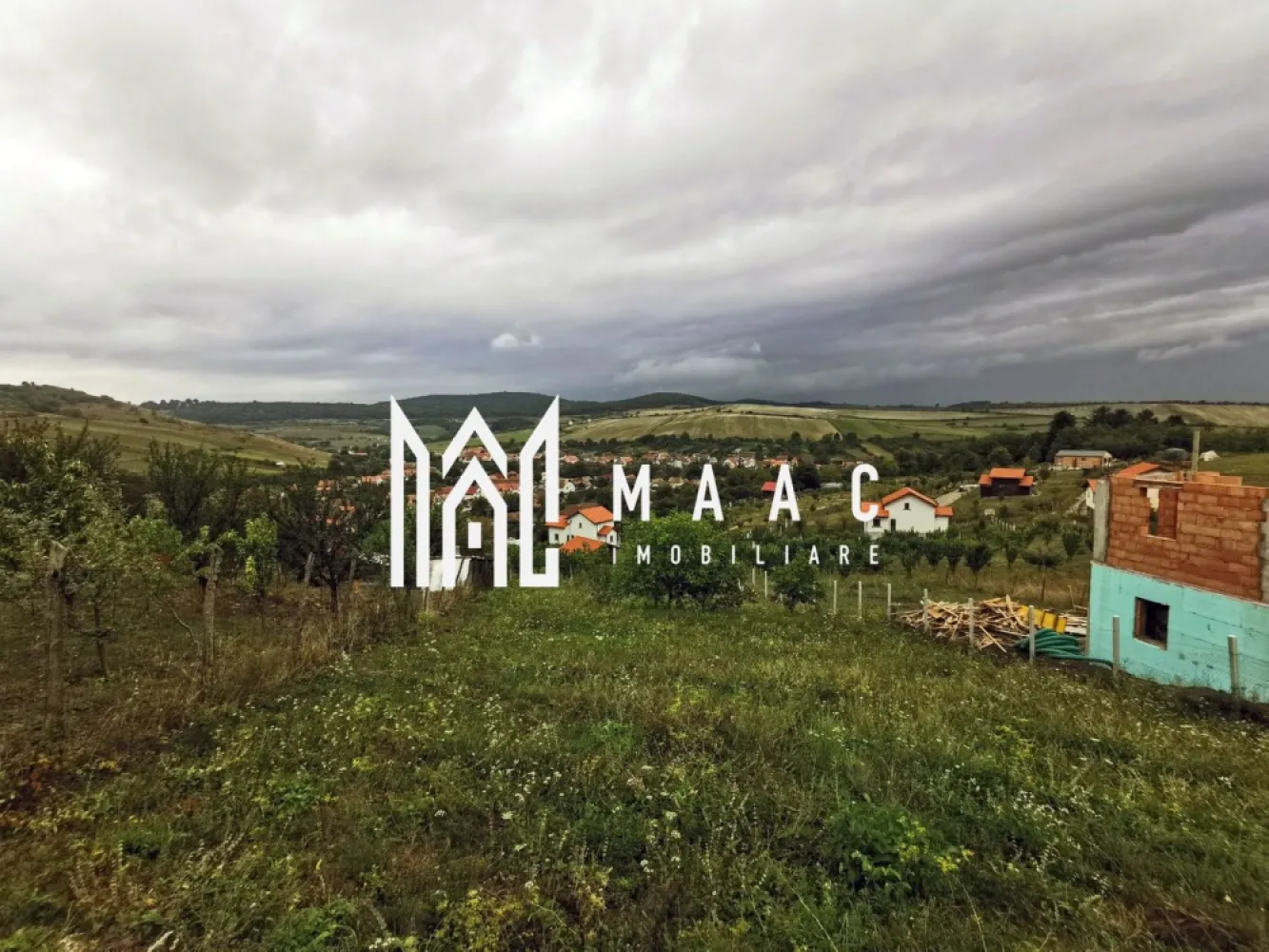 Teren intravilan | Hamba | 662 MP - MAAC Imobiliare vă oferă spre vânzare un teren intravilan cu o suprafață de 662 m², ideal pentru construcția unei case, situat în satul Hamba (comuna Șura Mare), la doar 9 km de Sibiu.

Terenul se află într-o zonă de deal în plină dezvoltare, cu o priveliște spectaculoasă.

Conform certificatului de urbanism, pe teren se poate construi o locuință individuală.

Indici urbanistici:

POT maxim: 35%

CUT maxim: 1,2

Regim de înălțime: S+P, S+P+M, S+P+E, D+P+M, D+P+E

Front stradal: 16,5 m

Pentru mai multe detalii, vă rugăm să ne contactați specificând ID: CP2456964