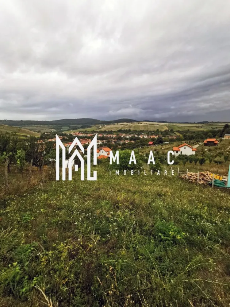 Teren intravilan | Hamba | 662 MP - MAAC Imobiliare vă oferă spre vânzare un teren intravilan cu o suprafață de 662 m², ideal pentru construcția unei case, situat în satul Hamba (comuna Șura Mare), la doar 9 km de Sibiu.

Terenul se află într-o zonă de deal în plină dezvoltare, cu o priveliște spectaculoasă.

Conform certificatului de urbanism, pe teren se poate construi o locuință individuală.

Indici urbanistici:

POT maxim: 35%

CUT maxim: 1,2

Regim de înălțime: S+P, S+P+M, S+P+E, D+P+M, D+P+E

Front stradal: 16,5 m

Pentru mai multe detalii, vă rugăm să ne contactați specificând ID: CP2456964