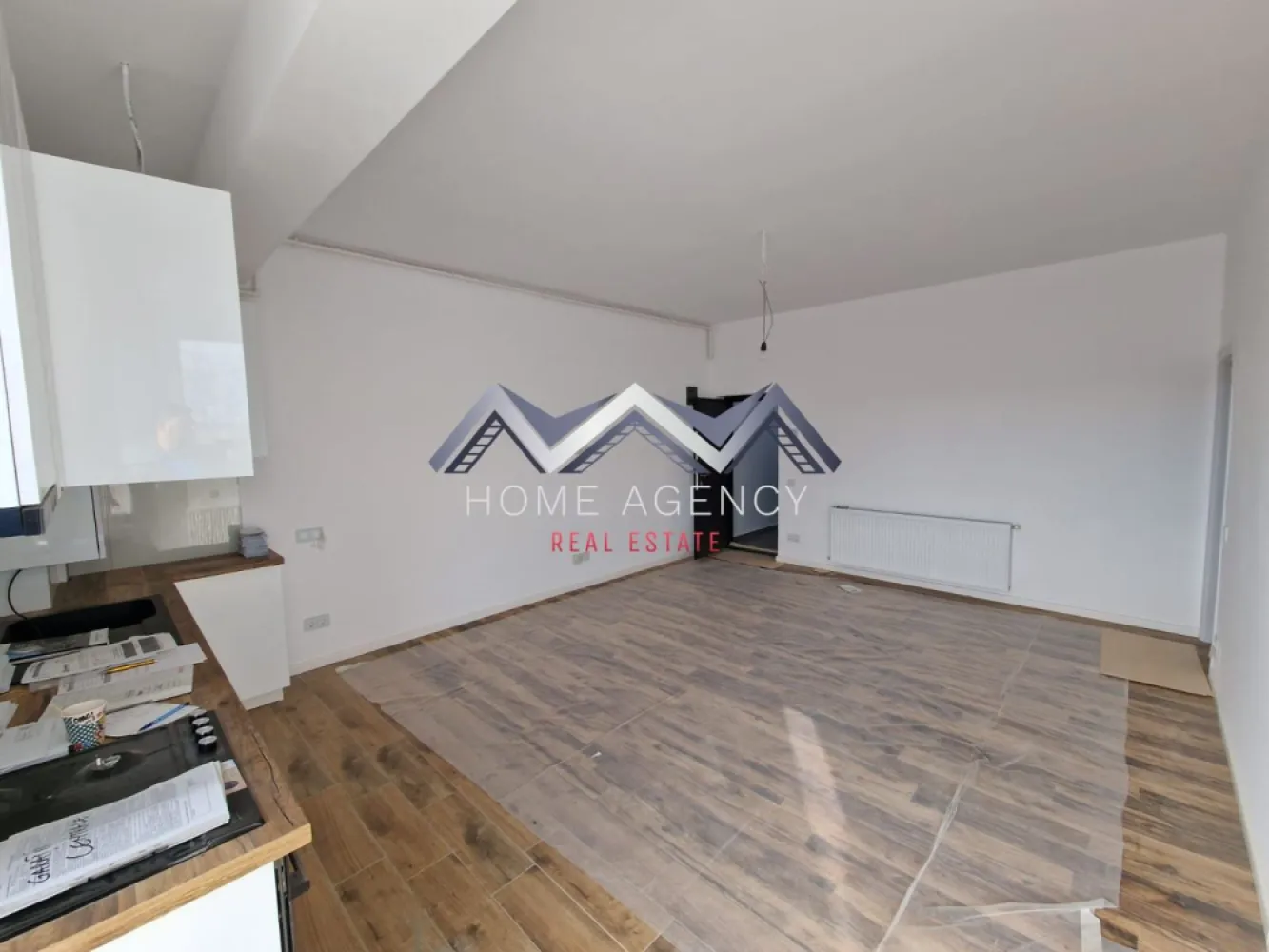 Apartament 2 camere | bloc nou | Otopeni central - Vă propunem, spre vânzare, mai multe apartamente cu 2 camere, cu suprafețe cuprinse între 44.71 mp și 54.05 mp utili, cu balcon parte dintr-un ansamblu rezidențial nou, central, din Otopeni, cu acces facil către magazine, restaurante, bănci, Primărie (maxim 7 minute de mers pe jos), piață, farmacii, DN1, Aeroport etc.

Structura blocurilor este din beton armat, pereții interiori, exteriori și de compartimentare sunt construiți din cărămidă.

Fiecare apartament va fi dotat cu centrală termică proprie, ușă metalică, tâmplărie PVC, geamuri termopan Salamander, contorizat individual și racordat la toate utilitățile (apă, curent, gaz, canalizare).

Viitorul proprietar își poate alege finisajele dintr-o gamă variată de modele și de culori. Finisajele interioare sunt incluse în costul apartamentului și constau în: faianță, gresie, parchet, uși si baie complet utilată modern.

Loc de parcare: 3000 euro + TVA

Programează-te acum pentru o vizionare!

Oferim, gratuit, consultanță financiară și consiliere juridică pe parcursul procedurilor obținerii unui credit, alături de partenerul nostru, SVN România.

Dacă aveți o proprietate de vânzare/închiriere sau sunteți interesați de o proprietate aflată în portofoliul agenției noastre, vă rugăm să ne contactați la numărul de telefon din anunț sau pe adresa de email contact@homeagency.ro.