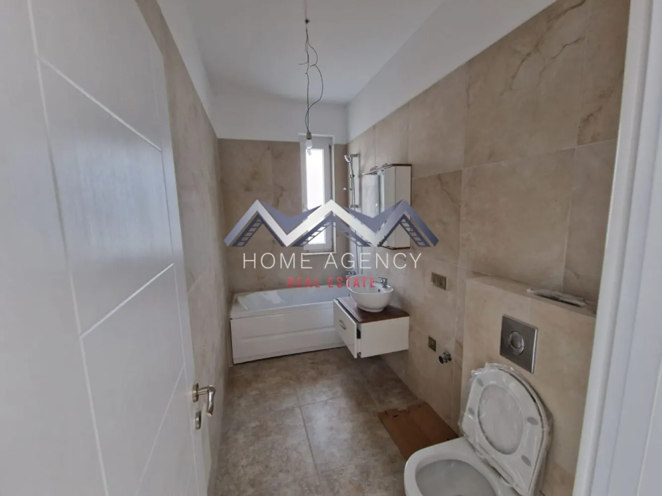 Apartament 2 camere | bloc nou | Otopeni central - Vă propunem, spre vânzare, mai multe apartamente cu 2 camere, cu suprafețe cuprinse între 44.71 mp și 54.05 mp utili, cu balcon parte dintr-un ansamblu rezidențial nou, central, din Otopeni, cu acces facil către magazine, restaurante, bănci, Primărie (maxim 7 minute de mers pe jos), piață, farmacii, DN1, Aeroport etc.

Structura blocurilor este din beton armat, pereții interiori, exteriori și de compartimentare sunt construiți din cărămidă.

Fiecare apartament va fi dotat cu centrală termică proprie, ușă metalică, tâmplărie PVC, geamuri termopan Salamander, contorizat individual și racordat la toate utilitățile (apă, curent, gaz, canalizare).

Viitorul proprietar își poate alege finisajele dintr-o gamă variată de modele și de culori. Finisajele interioare sunt incluse în costul apartamentului și constau în: faianță, gresie, parchet, uși si baie complet utilată modern.

Loc de parcare: 3000 euro + TVA

Programează-te acum pentru o vizionare!

Oferim, gratuit, consultanță financiară și consiliere juridică pe parcursul procedurilor obținerii unui credit, alături de partenerul nostru, SVN România.

Dacă aveți o proprietate de vânzare/închiriere sau sunteți interesați de o proprietate aflată în portofoliul agenției noastre, vă rugăm să ne contactați la numărul de telefon din anunț sau pe adresa de email contact@homeagency.ro.