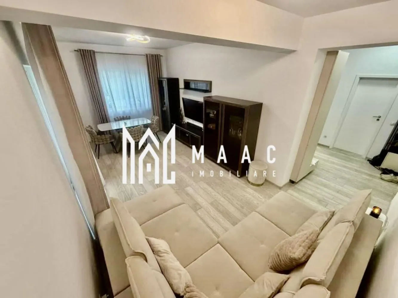 Apartament 2 camere | Casian Residence - Pictor Brana | 2 Locuri de Parcare - MAAC Imobiliare vă prezintă spre vânzare un apartament modern cu 2 camere, situat în ansamblul Casian Casian Residence, o construcție nouă, amplasată într-o zonă liniștită și în plină dezvoltare, cu acces rapid către Sibiu.

 Detalii proprietate

Apartamentul dispune de o compartimentare practică și bine gândită:

living luminos și primitor
dormitor confortabil
bucătărie separată
baie + debara pentru depozitare
balcon

În plus, beneficiază de spațiu de depozitare în pod, ideal pentru organizare eficientă.

Proprietatea se vinde complet mobilată și utilată, fiind pregătită pentru mutare imediată, fără investiții suplimentare.
Sunt incluse și 2 locuri de parcare, un avantaj important pentru confortul zilnic.

 Avantaje și zonă
Ansamblu rezidențial nou, finalizat în 2024, construit cu atenție la calitate
Zonă liniștită, ferită de agitația urbană
Acces rapid către Sibiu și principalele artere de circulație
În apropiere: supermarketuri, farmacii, restaurante și alte facilități utile
Loc de joacă pentru copii și spații verzi în cadrul ansamblului
Zonă în continuă dezvoltare, cu potențial bun de creștere a valorii în timp

Pentru mai multe detalii și vizionări, precizati telefonic ca ati vazut anuntul cu ID: CP3053851