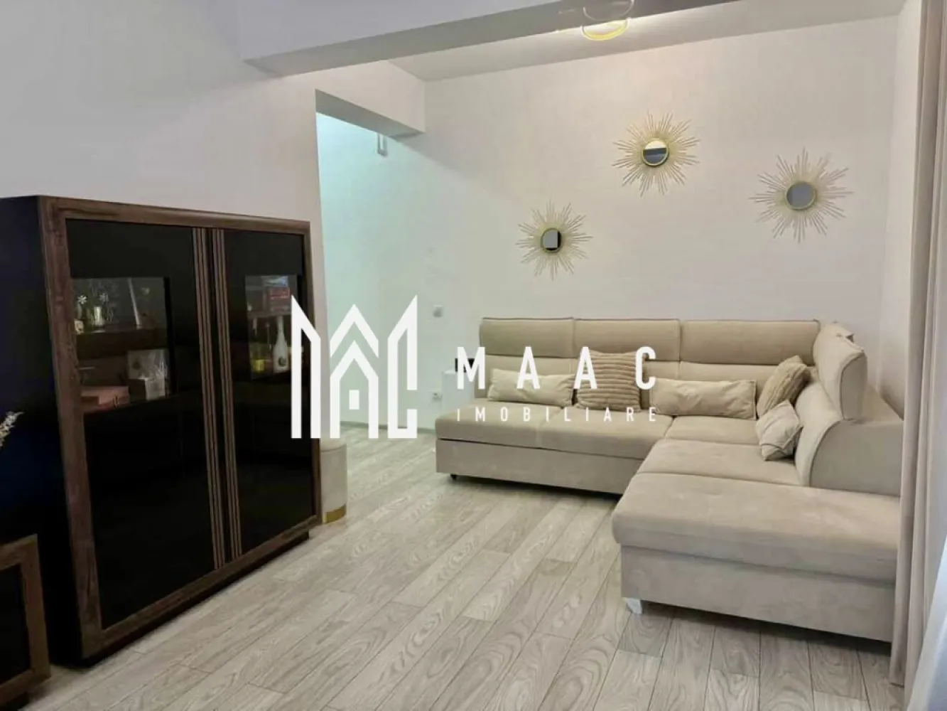 Apartament 2 camere | Casian Residence - Pictor Brana | 2 Locuri de Parcare - MAAC Imobiliare vă prezintă spre vânzare un apartament modern cu 2 camere, situat în ansamblul Casian Casian Residence, o construcție nouă, amplasată într-o zonă liniștită și în plină dezvoltare, cu acces rapid către Sibiu.

 Detalii proprietate

Apartamentul dispune de o compartimentare practică și bine gândită:

living luminos și primitor
dormitor confortabil
bucătărie separată
baie + debara pentru depozitare
balcon

În plus, beneficiază de spațiu de depozitare în pod, ideal pentru organizare eficientă.

Proprietatea se vinde complet mobilată și utilată, fiind pregătită pentru mutare imediată, fără investiții suplimentare.
Sunt incluse și 2 locuri de parcare, un avantaj important pentru confortul zilnic.

 Avantaje și zonă
Ansamblu rezidențial nou, finalizat în 2024, construit cu atenție la calitate
Zonă liniștită, ferită de agitația urbană
Acces rapid către Sibiu și principalele artere de circulație
În apropiere: supermarketuri, farmacii, restaurante și alte facilități utile
Loc de joacă pentru copii și spații verzi în cadrul ansamblului
Zonă în continuă dezvoltare, cu potențial bun de creștere a valorii în timp

Pentru mai multe detalii și vizionări, precizati telefonic ca ati vazut anuntul cu ID: CP3053851