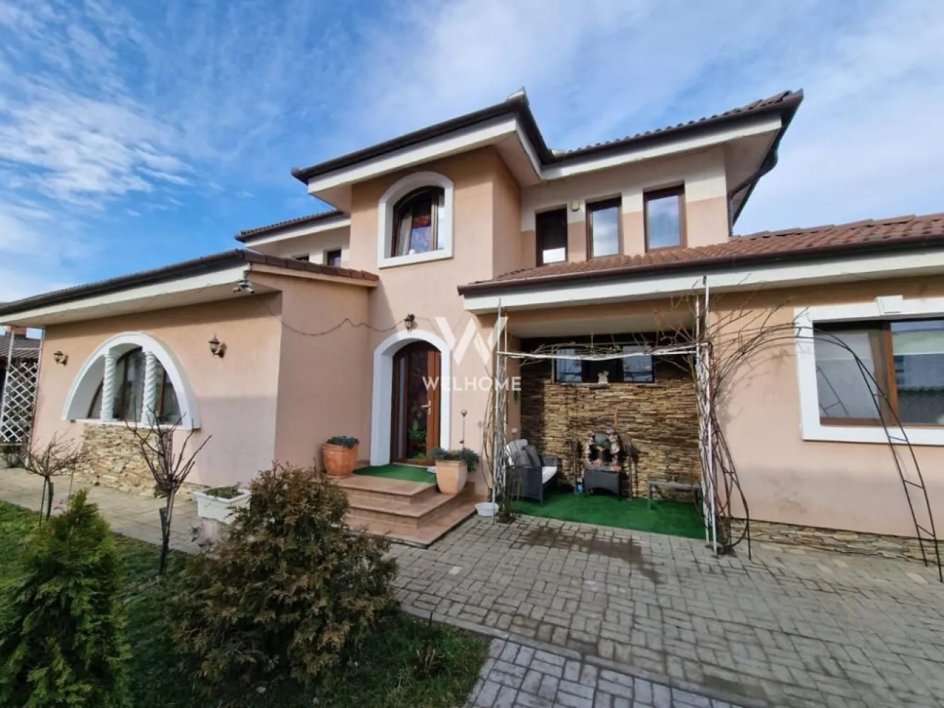 Casa amenajata, teren generos - Sibiu, Selimbar - Casa individuala, stil mediteranean!

Localizata la intrare Selimbar, Sibiu - zona degajata de case, strazi asfaltate, iluminate 
Teren 538 mp, cu deschidere la strada 16 m
Casa este derulata pe parter si etaj, 180 mp utili( inclusiv anexa din spate) + pod 
La Parter - hol cu spatiu garderoba, living, baie, dormitor, dressing, bucatarie + antreu cu acces curte spate
La Etaj - 2 dormitoare si baie
Pod folosit pentru depozitare
Casa are montate panouri fotovoltaice. 
Curte amenajata cu pavaj si zone verzi, filigorie, loc pentru gratar

O constructie este realizata in spatele curtii (33 mp) - salon cu bucatarie si toaleta, dispune de un semineu cu lemne. Salon evenimente, camera hobby, relaxare - practic de folosit in orice sezon. De o patre si de alta sunt 2 magazii depozitare (cca 6 mp fiecare)
Dotari - centrală termica, geamuri termopan, izolatie exterioara, aer conditionat, parchet, scari si usi lemn masiv, sistem supraveghere video, poarta automatizata
Casa se vinde mobilata si utilata, conform imagini - exceptie obiecte personale
Daca se pliaza pe nevoile tale contacteaza-ma si iti ofer mai multe detalii.

PRET VANZARE: 499000 Euro