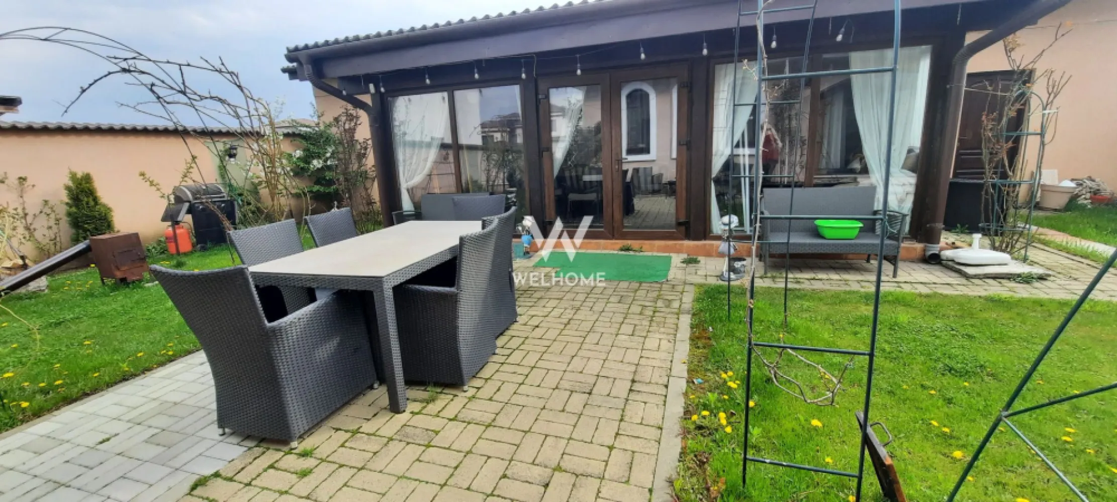 Casa amenajata, teren generos - Sibiu, Selimbar - Casa individuala, stil mediteranean!

Localizata la intrare Selimbar, Sibiu - zona degajata de case, strazi asfaltate, iluminate 
Teren 538 mp, cu deschidere la strada 16 m
Casa este derulata pe parter si etaj, 180 mp utili( inclusiv anexa din spate) + pod 
La Parter - hol cu spatiu garderoba, living, baie, dormitor, dressing, bucatarie + antreu cu acces curte spate
La Etaj - 2 dormitoare si baie
Pod folosit pentru depozitare
Casa are montate panouri fotovoltaice. 
Curte amenajata cu pavaj si zone verzi, filigorie, loc pentru gratar

O constructie este realizata in spatele curtii (33 mp) - salon cu bucatarie si toaleta, dispune de un semineu cu lemne. Salon evenimente, camera hobby, relaxare - practic de folosit in orice sezon. De o patre si de alta sunt 2 magazii depozitare (cca 6 mp fiecare)
Dotari - centrală termica, geamuri termopan, izolatie exterioara, aer conditionat, parchet, scari si usi lemn masiv, sistem supraveghere video, poarta automatizata
Casa se vinde mobilata si utilata, conform imagini - exceptie obiecte personale
Daca se pliaza pe nevoile tale contacteaza-ma si iti ofer mai multe detalii.

PRET VANZARE: 499000 Euro