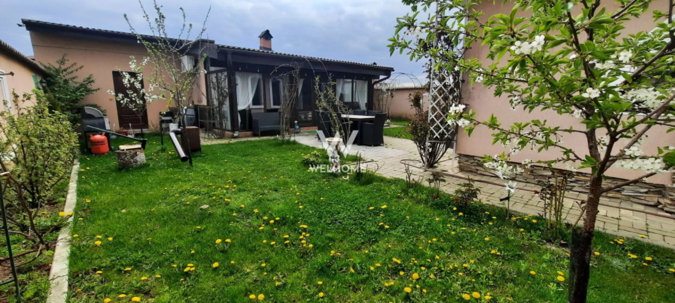 Casa amenajata, teren generos - Sibiu, Selimbar - Casa individuala, stil mediteranean!

Localizata la intrare Selimbar, Sibiu - zona degajata de case, strazi asfaltate, iluminate 
Teren 538 mp, cu deschidere la strada 16 m
Casa este derulata pe parter si etaj, 180 mp utili( inclusiv anexa din spate) + pod 
La Parter - hol cu spatiu garderoba, living, baie, dormitor, dressing, bucatarie + antreu cu acces curte spate
La Etaj - 2 dormitoare si baie
Pod folosit pentru depozitare
Casa are montate panouri fotovoltaice. 
Curte amenajata cu pavaj si zone verzi, filigorie, loc pentru gratar

O constructie este realizata in spatele curtii (33 mp) - salon cu bucatarie si toaleta, dispune de un semineu cu lemne. Salon evenimente, camera hobby, relaxare - practic de folosit in orice sezon. De o patre si de alta sunt 2 magazii depozitare (cca 6 mp fiecare)
Dotari - centrală termica, geamuri termopan, izolatie exterioara, aer conditionat, parchet, scari si usi lemn masiv, sistem supraveghere video, poarta automatizata
Casa se vinde mobilata si utilata, conform imagini - exceptie obiecte personale
Daca se pliaza pe nevoile tale contacteaza-ma si iti ofer mai multe detalii.

PRET VANZARE: 499000 Euro