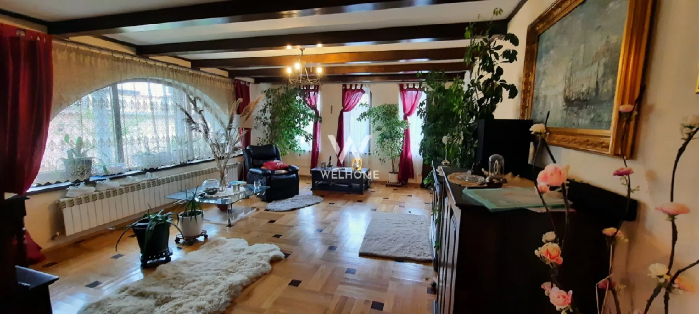 Casa amenajata, teren generos - Sibiu, Selimbar - Casa individuala, stil mediteranean!

Localizata la intrare Selimbar, Sibiu - zona degajata de case, strazi asfaltate, iluminate 
Teren 538 mp, cu deschidere la strada 16 m
Casa este derulata pe parter si etaj, 180 mp utili( inclusiv anexa din spate) + pod 
La Parter - hol cu spatiu garderoba, living, baie, dormitor, dressing, bucatarie + antreu cu acces curte spate
La Etaj - 2 dormitoare si baie
Pod folosit pentru depozitare
Casa are montate panouri fotovoltaice. 
Curte amenajata cu pavaj si zone verzi, filigorie, loc pentru gratar

O constructie este realizata in spatele curtii (33 mp) - salon cu bucatarie si toaleta, dispune de un semineu cu lemne. Salon evenimente, camera hobby, relaxare - practic de folosit in orice sezon. De o patre si de alta sunt 2 magazii depozitare (cca 6 mp fiecare)
Dotari - centrală termica, geamuri termopan, izolatie exterioara, aer conditionat, parchet, scari si usi lemn masiv, sistem supraveghere video, poarta automatizata
Casa se vinde mobilata si utilata, conform imagini - exceptie obiecte personale
Daca se pliaza pe nevoile tale contacteaza-ma si iti ofer mai multe detalii.

PRET VANZARE: 499000 Euro