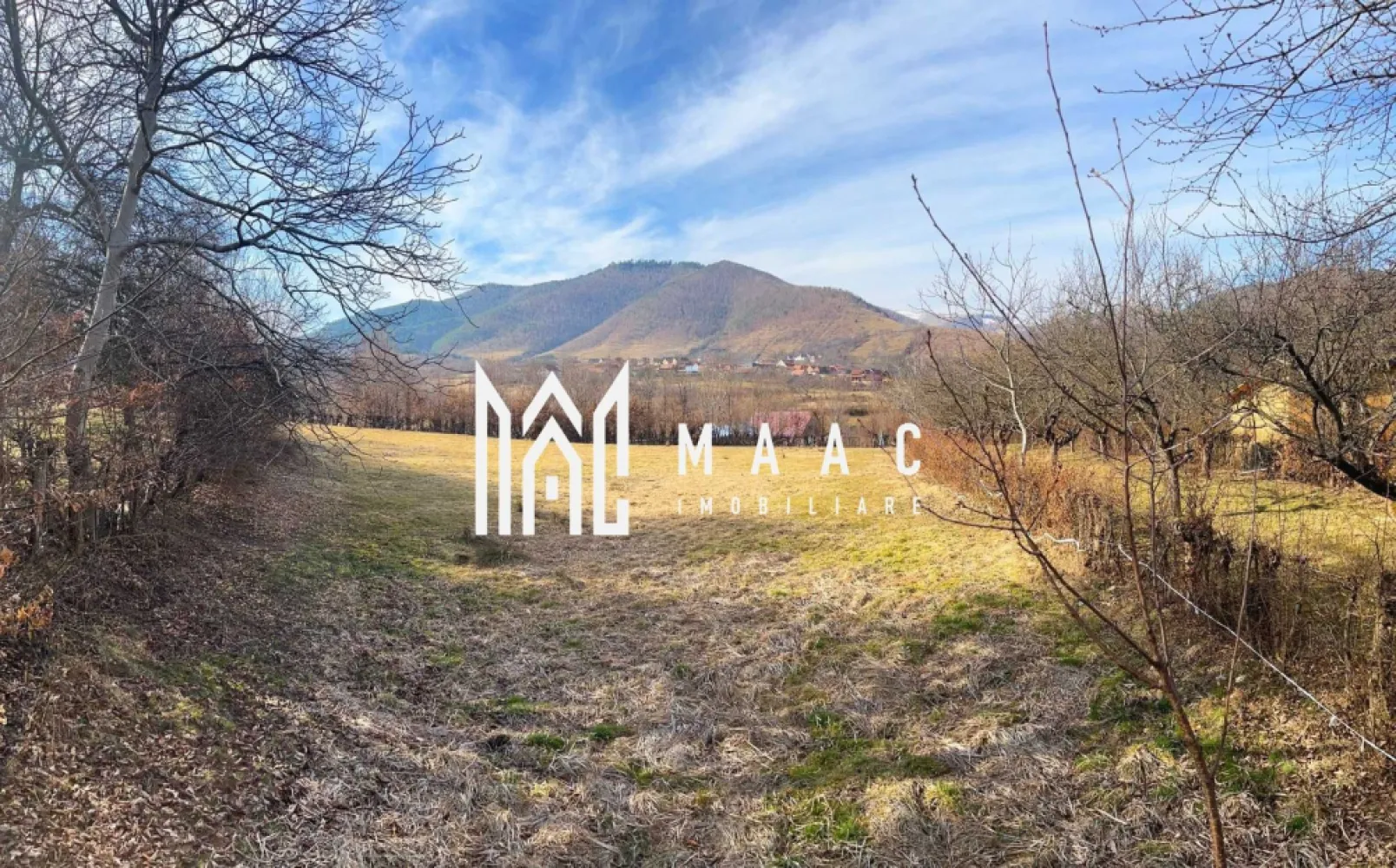 Teren | Intravilan I 2300 MP I Utilitati | Rasinari - MAAC Imobiliare vă propune spre vânzare un teren intravilan situat în zona Rășinari, într-un cadru natural deosebit, înconjurat de livezi cu pomi fructiferi și cu o priveliște panoramică superbă către munți. Proprietatea este ideală atât pentru investiție, cât și pentru dezvoltarea unei case de vacanță sau a unui proiect turistic într-una dintre cele mai apreciate zone din apropierea Sibiului.

Terenul beneficiază de o deschidere generoasă de 68 ml și este amplasat într-o zonă liniștită, cu aer curat și acces facil către principalele puncte de interes din împrejurimi. Proprietatea dispune de PUZ aprobat, este intabulată și permite construcție cu regim de înălțime P+1+M, oferind multiple posibilități de dezvoltare pentru proiecte rezidențiale sau turistice.

Poziționarea avantajoasă permite acces rapid către municipiul Sibiu, terenul aflându-se la aproximativ 20 de minute cu mașina de centrul orașului și la 25 de minute de Stațiunea Păltiniș, una dintre cele mai căutate destinații montane din județ.

Utilitățile sunt în apropiere, stâlpul de curent fiind amplasat la marginea parcelei, iar gazul, apa și canalizarea se află la aproximativ 100 de metri, facilitând racordarea și dezvoltarea viitorului proiect.

Proprietatea este pretabilă pentru:
-Casă de vacanță
-Cabana
-Căsuțe tip A-frame
-Investiție turistică sau rezidențială

Datorită amplasării excelente, cadrului natural spectaculos și potențialului ridicat de dezvoltare, acest teren reprezintă o oportunitate foarte bună pentru investiții în zona Rășinari.

Pentru mai multe detalii sau programarea unei vizionări, vă rugăm să menționați telefonic că ați văzut anunțul cu CP2432293.