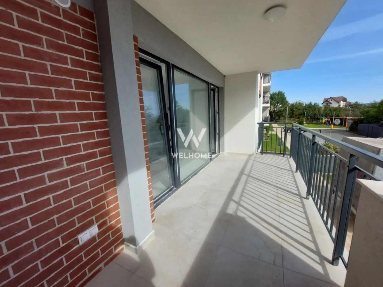 Apartament 2 camere - Turnisor, Sibiu - Apartament Premium potrivit oricarei generatii, 2 camere, calitate si confort - Turnisor, Sibiu
Ansamblu residential privat, compus din 7 blocuri a cate 35 apartamente. 
Distanta relativ scurta pana la Aeroport, Metro, Autostrada, statii de autobus, farmacii, scoli si gradinite.

Situat la etaj 2 intermediar, imobil cu lift
Suprafata: 47.5 mp utili + balcon de 10 mp. 

Avantaje de a fi Proprietar al acestui apartament:
 - dotari UltraSmart, suprafete vitrate ample, centrala in condensatie, incalzire in pardoseala cu sistem inteligent de control, termostate pe fiecare camera, prize si intrerupatoare, usa metalica la intrare, geamuri termopan 3 foi de sticla cu jaluzele electrice si plase pentru insecte, pereți finisați cu vopsea albă
- bloc cu parcari subterane cat si supraterane si boxa depozitare, lift de ultima generatie
- spatii verzi, zone de agrement, zona sport, parcari vizitatori, buncar, videointerfon, zona BBQ, loc de joaca pentru copii, 
- spatiile comune, casa scarii cat si balcoanele vor fi predate la cheie.

Predare in vara 2026

Locuinte perfecte - For Better Living!
Locul de parcare nu este inclus in pret!

Pret vanzare: 103 900 euro +tva