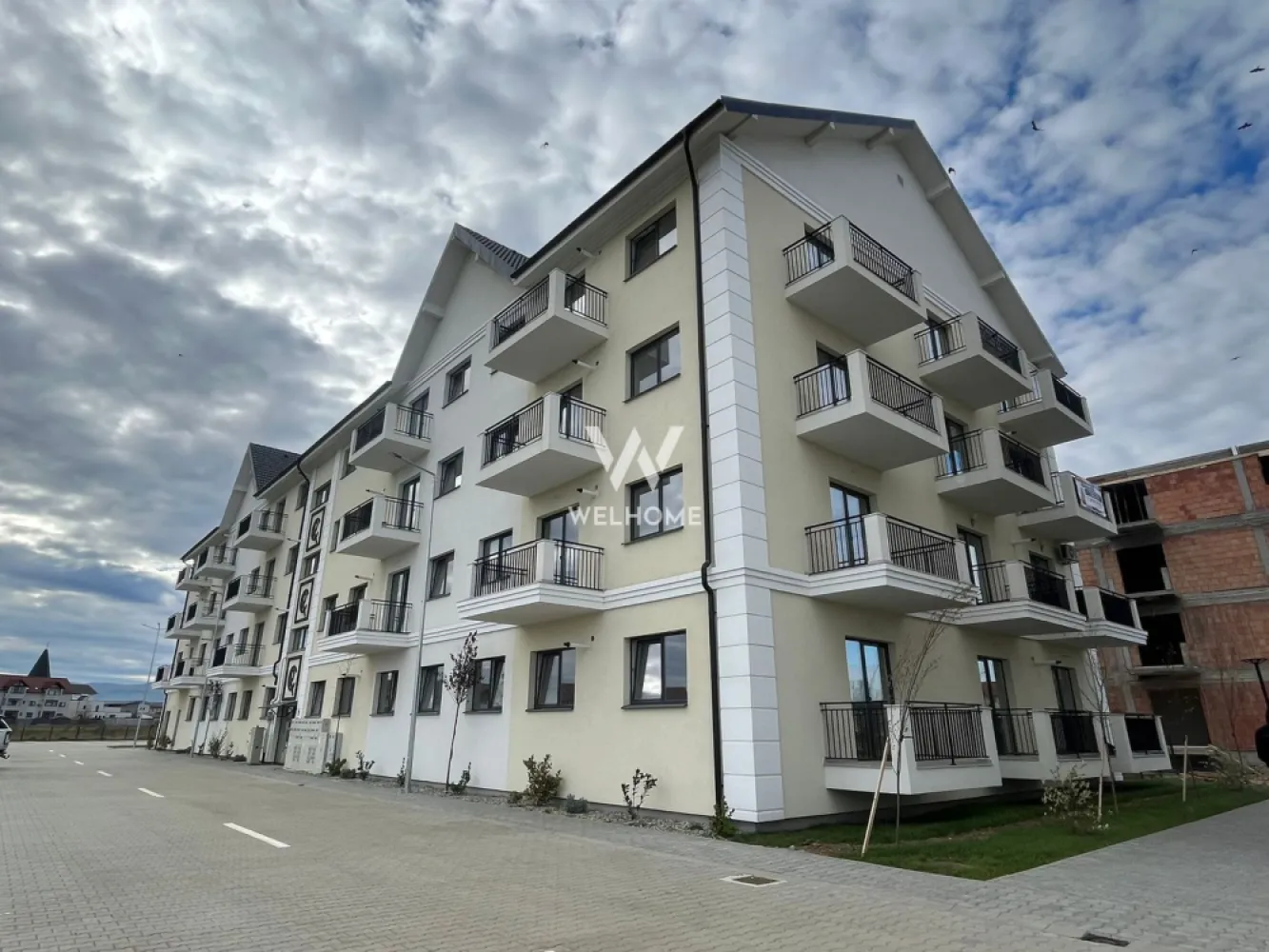 Apartament o camera cu bucatarie separata - Selimbar/Sibiu - Apartament zona Pictor Brana, la cateva minute de Shopping City Sibiu

- Suprafata utila: 41 mp + balcon de 3.4 mp
- Compartimentare: hol, camera de zi, bucatarie separata, baie si balcon.
- Imobil dotat cu lift, regim de inaltime P+3Etaje si Pod
- Interior semifinisat: pereti tencuiti, glutuiti, sapa pe pardosea, usa intrare metalica, geamuri termopan 3 foi de sticla, 3 garnituri, centrala termica in condensare cu incalzire in pardosea, instalatii electrice pana la faza de doza, balcon placat cu gresie si balustrade fier forjat.
- Exterior bloc - izolatie de 10 si decorativa, alei pavate, iluminat, camere supraveghere, spatii verzi si loc de joaca pentru copii
- 1 loc de parcare inclus in pret.
- Zona in dezvoltare, placut amenajata, accesibila din sensuri variate - Stefan cel Mare, Octavian Goga sau Nicolae Brana. 

PRET: 79.000 euro 
Suna pentru detalii si vizita: 0747.639.802