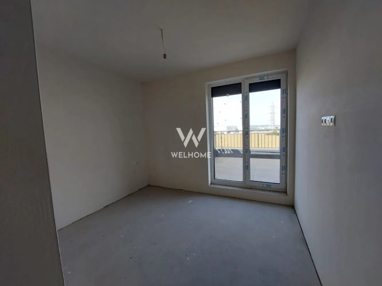 Apartament 2 camere - Turnisor, Sibiu - Apartament Premium potrivit oricarei generatii, 2 camere, calitate si confort - Turnisor, Sibiu
Ansamblu residential privat, compus din 7 blocuri a cate 35 apartamente. 
Distanta relativ scurta pana la Aeroport, Metro, Autostrada, statii de autobus, farmacii, scoli si gradinite.

Situat la etaj 2 intermediar, imobil cu lift
Suprafata: 47.5 mp utili + balcon de 10 mp. 

Avantaje de a fi Proprietar al acestui apartament:
 - dotari UltraSmart, suprafete vitrate ample, centrala in condensatie, incalzire in pardoseala cu sistem inteligent de control, termostate pe fiecare camera, prize si intrerupatoare, usa metalica la intrare, geamuri termopan 3 foi de sticla cu jaluzele electrice si plase pentru insecte, pereți finisați cu vopsea albă
- bloc cu parcari subterane cat si supraterane si boxa depozitare, lift de ultima generatie
- spatii verzi, zone de agrement, zona sport, parcari vizitatori, buncar, videointerfon, zona BBQ, loc de joaca pentru copii, 
- spatiile comune, casa scarii cat si balcoanele vor fi predate la cheie.

Predare in vara 2026

Locuinte perfecte - For Better Living!
Locul de parcare nu este inclus in pret!

Pret vanzare: 103 900 euro +tva