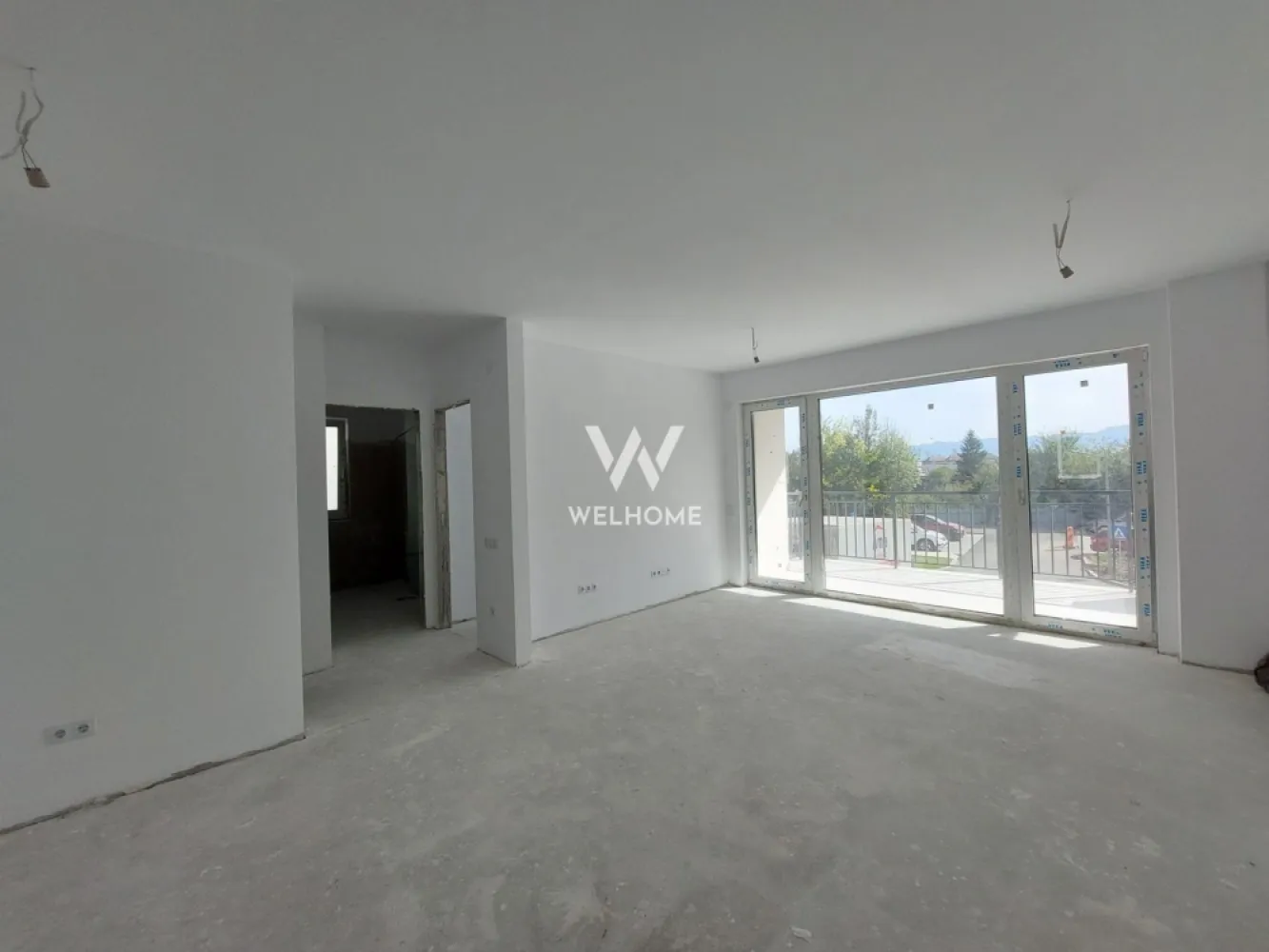 Apartament 2 camere - Turnisor, Sibiu - Apartament Premium potrivit oricarei generatii, 2 camere, calitate si confort - Turnisor, Sibiu
Ansamblu residential privat, compus din 7 blocuri a cate 35 apartamente. 
Distanta relativ scurta pana la Aeroport, Metro, Autostrada, statii de autobus, farmacii, scoli si gradinite.

Situat la etaj 2 intermediar, imobil cu lift
Suprafata: 47.5 mp utili + balcon de 10 mp. 

Avantaje de a fi Proprietar al acestui apartament:
 - dotari UltraSmart, suprafete vitrate ample, centrala in condensatie, incalzire in pardoseala cu sistem inteligent de control, termostate pe fiecare camera, prize si intrerupatoare, usa metalica la intrare, geamuri termopan 3 foi de sticla cu jaluzele electrice si plase pentru insecte, pereți finisați cu vopsea albă
- bloc cu parcari subterane cat si supraterane si boxa depozitare, lift de ultima generatie
- spatii verzi, zone de agrement, zona sport, parcari vizitatori, buncar, videointerfon, zona BBQ, loc de joaca pentru copii, 
- spatiile comune, casa scarii cat si balcoanele vor fi predate la cheie.

Predare in vara 2026

Locuinte perfecte - For Better Living!
Locul de parcare nu este inclus in pret!

Pret vanzare: 103 900 euro +tva