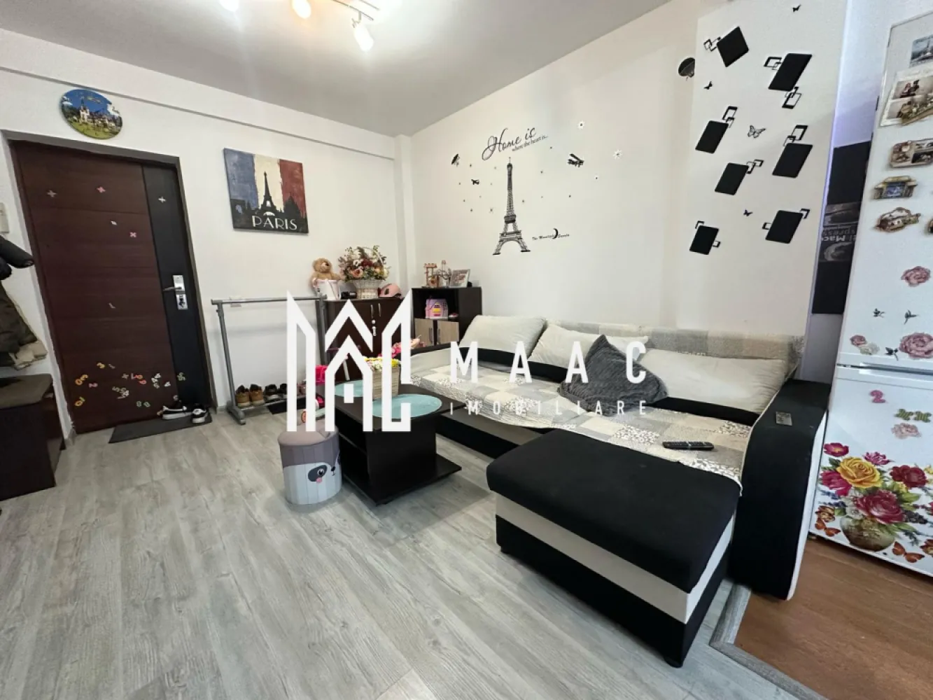 Apartament 2 camere I Parcare I Balcon I Modern I D. Stanca - MAAC Imobiliare ofera spre vanzare apartament cu 2 camere, complet mobilat si utilat, in zona Hipodrom (Doamna Stanca).

Locuinta se afla la parterul inalt al unui imobil izolat, cu regim de inaltime P+8 si este alcatuita din living cu bucatarie open-space, dormitor, baie si balcon inchis, cu acces din ambele incaperi. De asemenea imobilul beneficiaza de lift. 

Aferent - loc de parcare suprateran. Acesta se afla in fata geamului de la bucatarie, ceea ce ofera un confort sporit in ceea ce priveste manipulatul de obiecte/ cumparaturi.

Imobilul dispune de sistem de supraveghere video.

Datorita orientarii sudice, locuinta este calduroasa, primitoare.

Amplasamentul imobilului este unul avantajos, aflandu-se la cateva minute de Lidl/ Kaufland, acces facil de scoli, gradinite, farmacii, banci si la spatii verzi. 

Pentru mai multe detalii precizati telefonic ca ati vazut anuntul cu ID: CP2432046