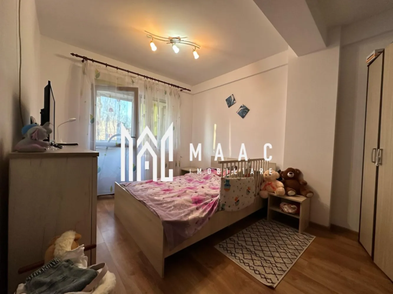 Apartament 2 camere I Parcare I Balcon I Modern I D. Stanca - MAAC Imobiliare ofera spre vanzare apartament cu 2 camere, complet mobilat si utilat, in zona Hipodrom (Doamna Stanca).

Locuinta se afla la parterul inalt al unui imobil izolat, cu regim de inaltime P+8 si este alcatuita din living cu bucatarie open-space, dormitor, baie si balcon inchis, cu acces din ambele incaperi. De asemenea imobilul beneficiaza de lift. 

Aferent - loc de parcare suprateran. Acesta se afla in fata geamului de la bucatarie, ceea ce ofera un confort sporit in ceea ce priveste manipulatul de obiecte/ cumparaturi.

Imobilul dispune de sistem de supraveghere video.

Datorita orientarii sudice, locuinta este calduroasa, primitoare.

Amplasamentul imobilului este unul avantajos, aflandu-se la cateva minute de Lidl/ Kaufland, acces facil de scoli, gradinite, farmacii, banci si la spatii verzi. 

Pentru mai multe detalii precizati telefonic ca ati vazut anuntul cu ID: CP2432046