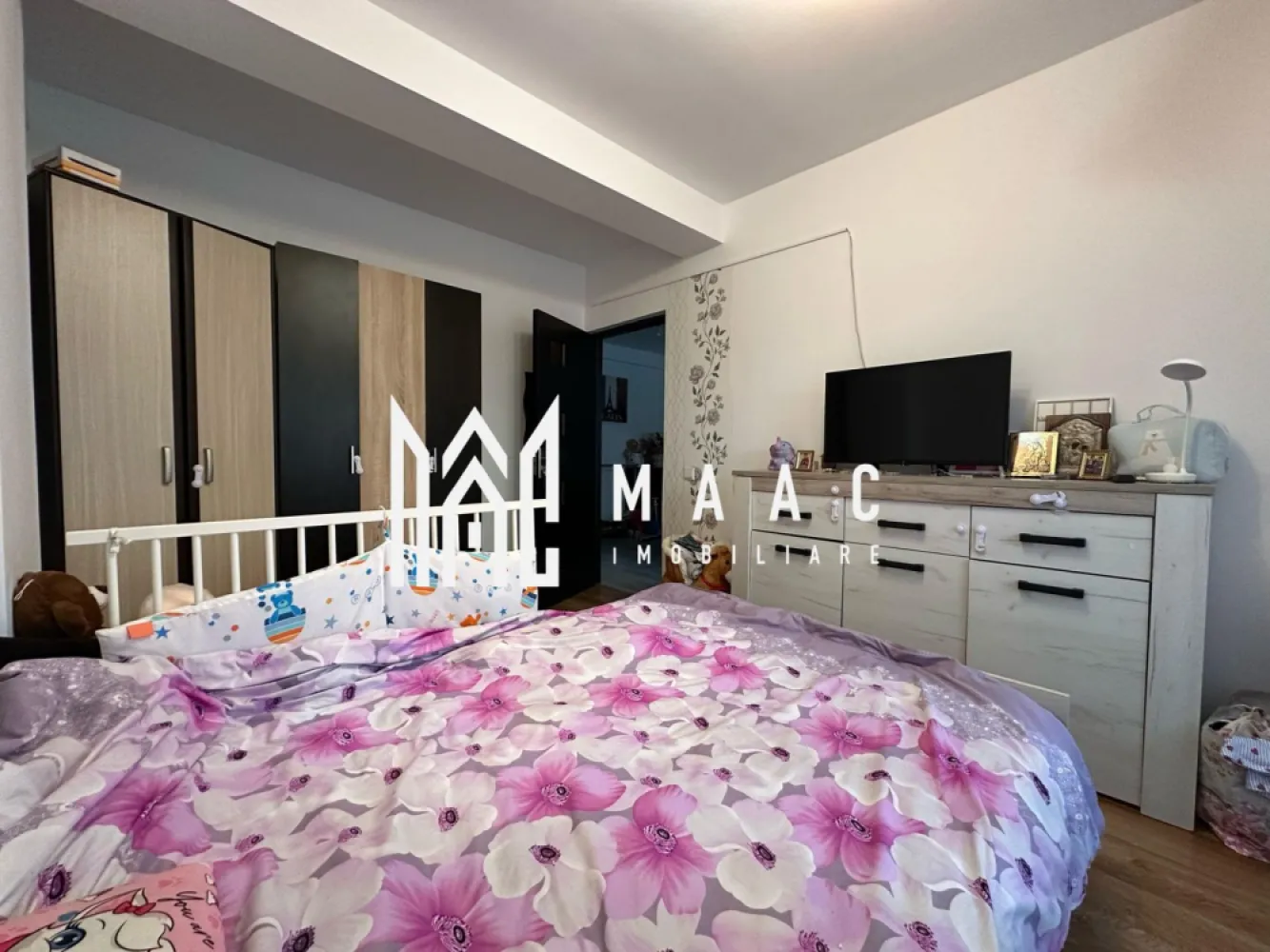 Apartament 2 camere I Parcare I Balcon I Modern I D. Stanca - MAAC Imobiliare ofera spre vanzare apartament cu 2 camere, complet mobilat si utilat, in zona Hipodrom (Doamna Stanca).

Locuinta se afla la parterul inalt al unui imobil izolat, cu regim de inaltime P+8 si este alcatuita din living cu bucatarie open-space, dormitor, baie si balcon inchis, cu acces din ambele incaperi. De asemenea imobilul beneficiaza de lift. 

Aferent - loc de parcare suprateran. Acesta se afla in fata geamului de la bucatarie, ceea ce ofera un confort sporit in ceea ce priveste manipulatul de obiecte/ cumparaturi.

Imobilul dispune de sistem de supraveghere video.

Datorita orientarii sudice, locuinta este calduroasa, primitoare.

Amplasamentul imobilului este unul avantajos, aflandu-se la cateva minute de Lidl/ Kaufland, acces facil de scoli, gradinite, farmacii, banci si la spatii verzi. 

Pentru mai multe detalii precizati telefonic ca ati vazut anuntul cu ID: CP2432046