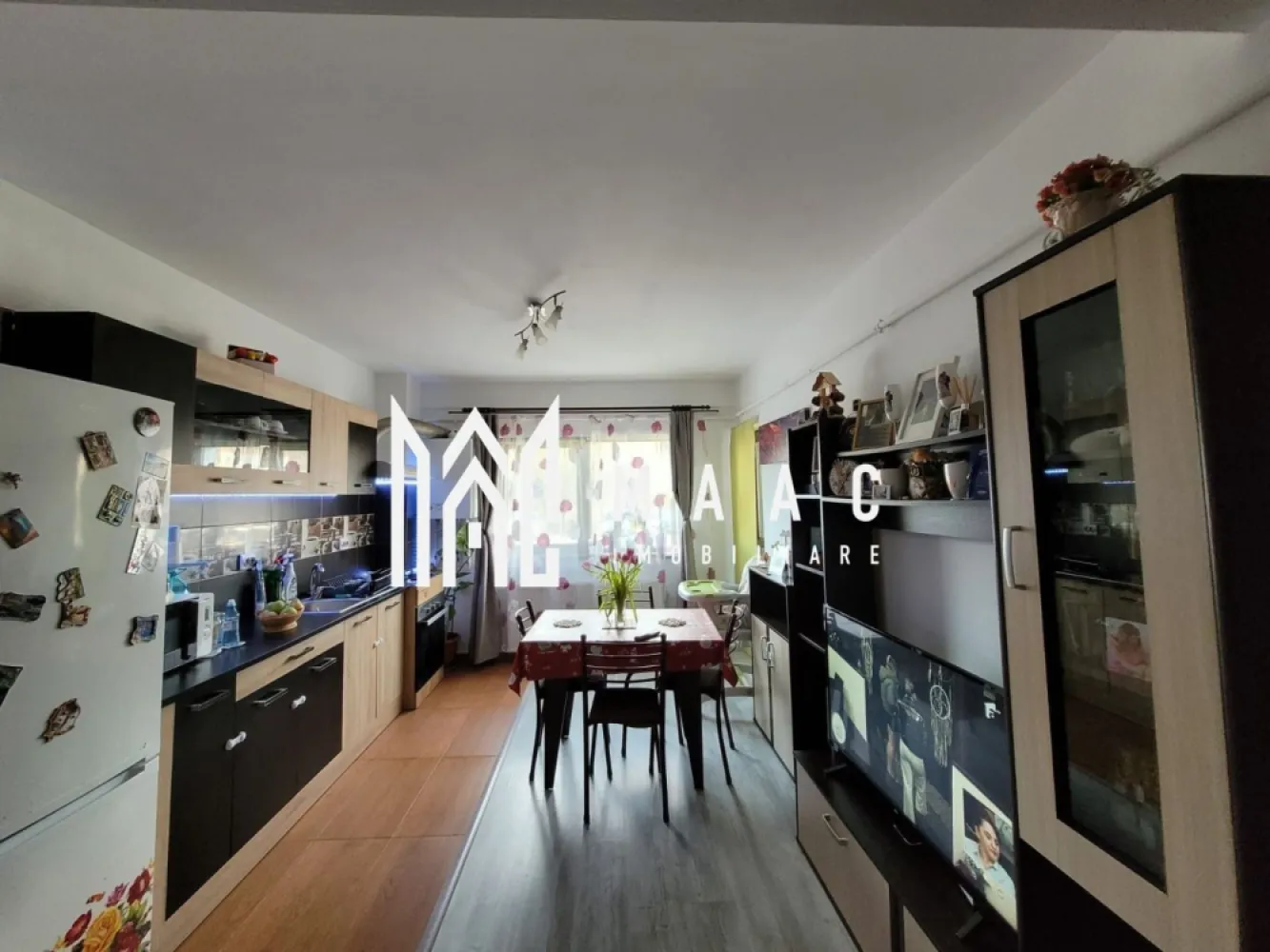 Apartament 2 camere I Parcare I Balcon I Modern I D. Stanca - MAAC Imobiliare ofera spre vanzare apartament cu 2 camere, complet mobilat si utilat, in zona Hipodrom (Doamna Stanca).

Locuinta se afla la parterul inalt al unui imobil izolat, cu regim de inaltime P+8 si este alcatuita din living cu bucatarie open-space, dormitor, baie si balcon inchis, cu acces din ambele incaperi. De asemenea imobilul beneficiaza de lift. 

Aferent - loc de parcare suprateran. Acesta se afla in fata geamului de la bucatarie, ceea ce ofera un confort sporit in ceea ce priveste manipulatul de obiecte/ cumparaturi.

Imobilul dispune de sistem de supraveghere video.

Datorita orientarii sudice, locuinta este calduroasa, primitoare.

Amplasamentul imobilului este unul avantajos, aflandu-se la cateva minute de Lidl/ Kaufland, acces facil de scoli, gradinite, farmacii, banci si la spatii verzi. 

Pentru mai multe detalii precizati telefonic ca ati vazut anuntul cu ID: CP2432046