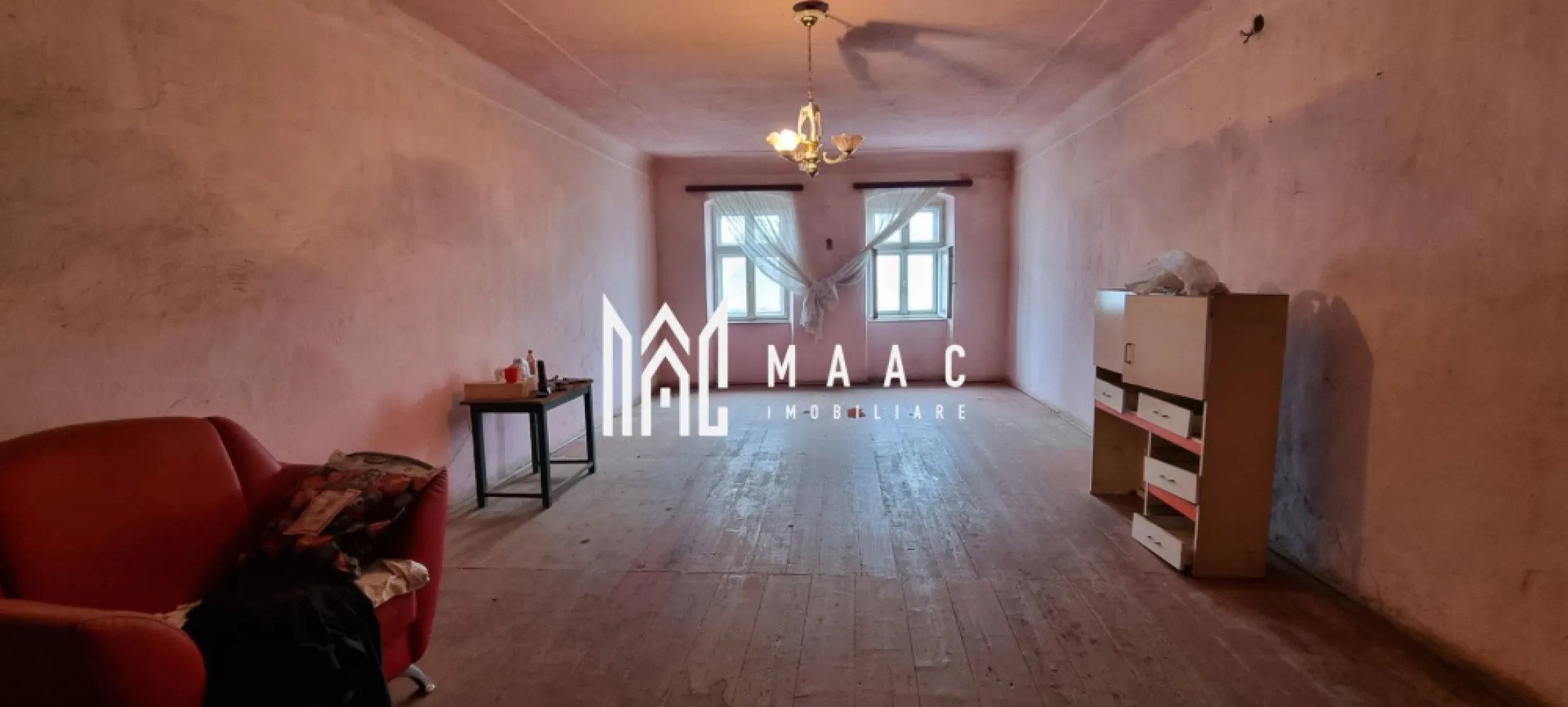 Apartament la casă I 2 camere I Teren 373 mp I Cisnădie - MAAC Imobiliare – Apartament la casă, curte comună, Cisnădie – Oportunitate de investiție

Descoperiți potențialul acestui apartament situat la parter, într-o locație centrală din Cisnădie!

Detalii proprietate:
- Suprafață utilă: aprox. 100 mp.
- Teren: 373 mp (cota parte).
- Pivniță: 37 mp, ideală pentru depozitare.

Compartimentare funcțională:
- 2 camere spațioase,
- Bucătărie,
- Baie,
- Debara,
- Hol de acces.

Aspecte importante:
- 2 camere cu vedere la strada Principală.
- Stare imobil: apartament in renovare!

Transformați această proprietate într-un cămin unic sau într-un proiect de investiție profitabil! 
Contactați-ne acum pentru mai multe detalii sau pentru a programa o vizionare, specificând ID CP2431203.