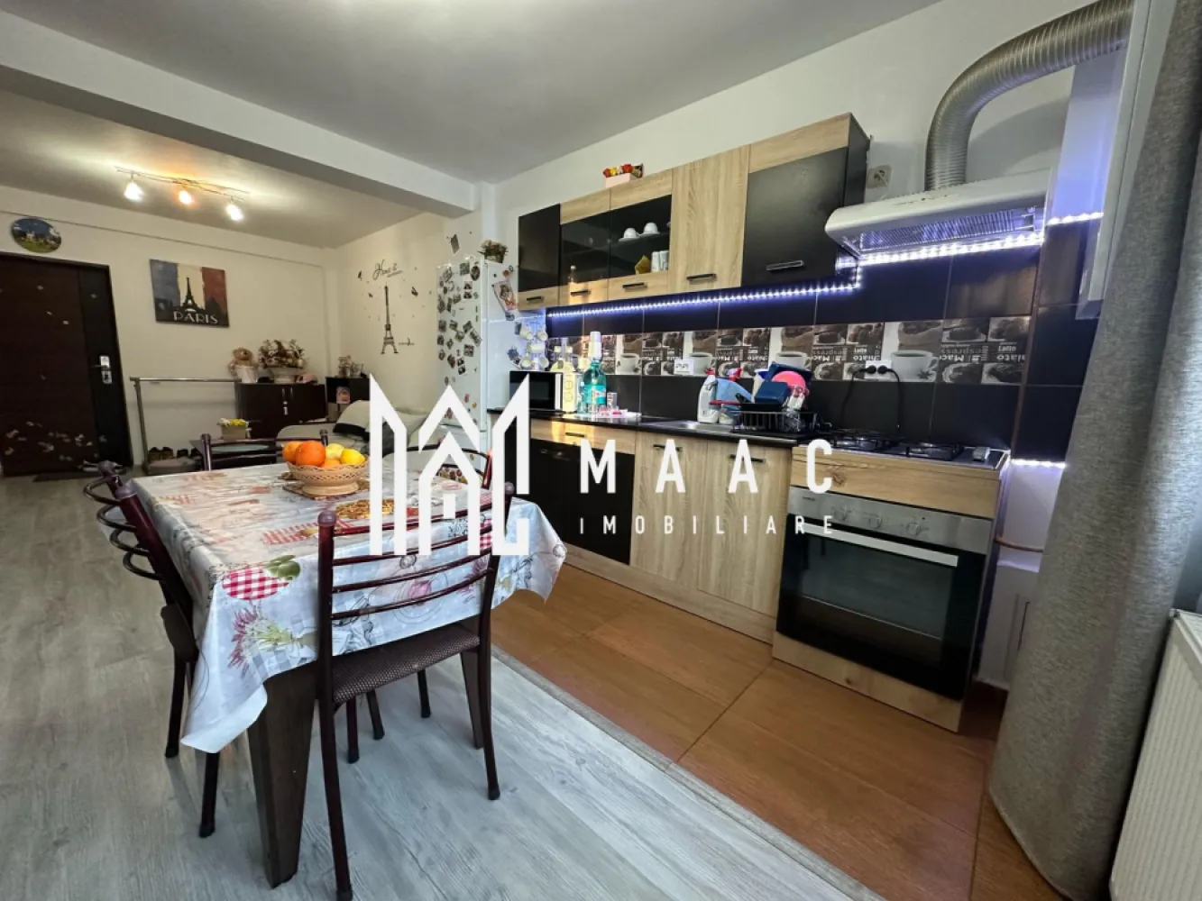 Apartament 2 camere I Parcare I Balcon I Modern I D. Stanca - MAAC Imobiliare ofera spre vanzare apartament cu 2 camere, complet mobilat si utilat, in zona Hipodrom (Doamna Stanca).

Locuinta se afla la parterul inalt al unui imobil izolat, cu regim de inaltime P+8 si este alcatuita din living cu bucatarie open-space, dormitor, baie si balcon inchis, cu acces din ambele incaperi. De asemenea imobilul beneficiaza de lift. 

Aferent - loc de parcare suprateran. Acesta se afla in fata geamului de la bucatarie, ceea ce ofera un confort sporit in ceea ce priveste manipulatul de obiecte/ cumparaturi.

Imobilul dispune de sistem de supraveghere video.

Datorita orientarii sudice, locuinta este calduroasa, primitoare.

Amplasamentul imobilului este unul avantajos, aflandu-se la cateva minute de Lidl/ Kaufland, acces facil de scoli, gradinite, farmacii, banci si la spatii verzi. 

Pentru mai multe detalii precizati telefonic ca ati vazut anuntul cu ID: CP2432046