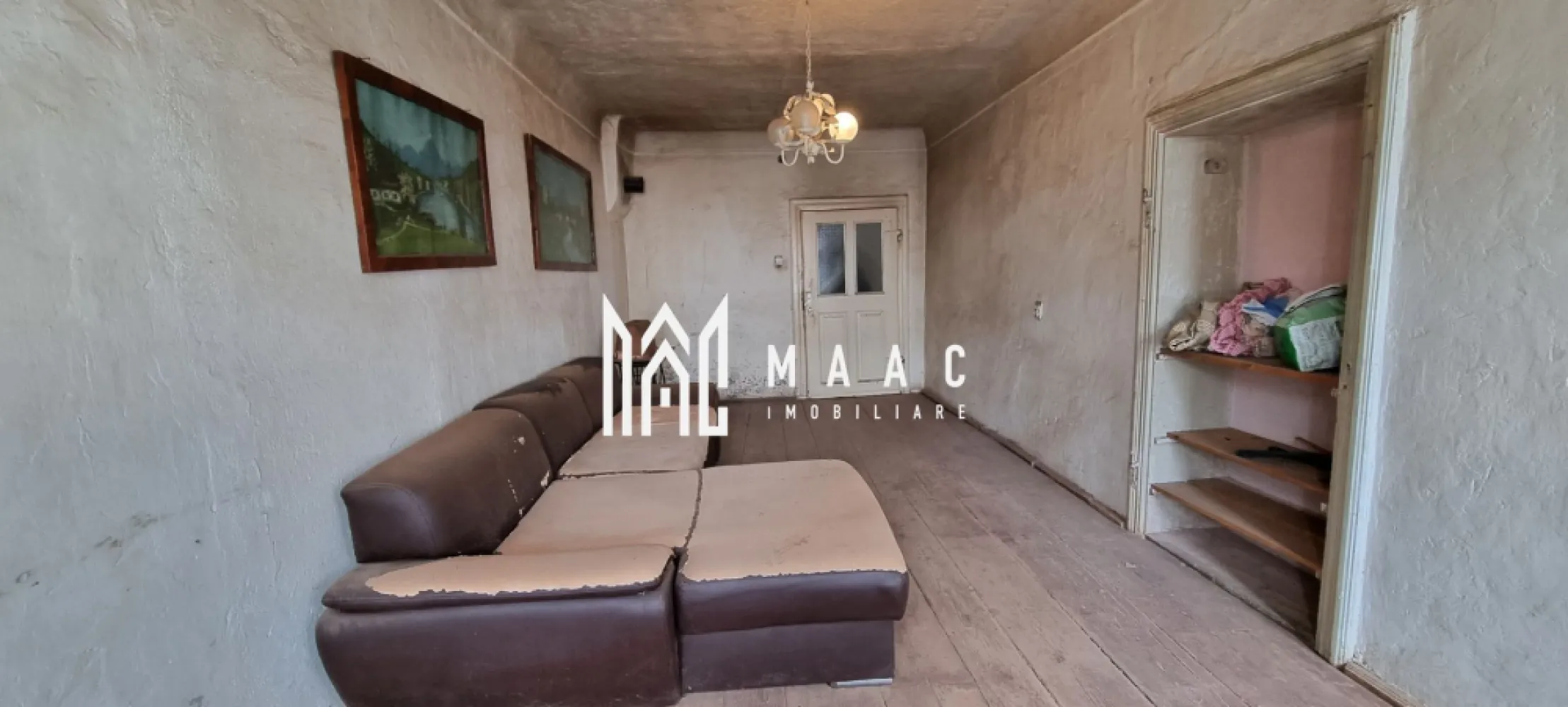 Apartament la casă I 2 camere I Teren 373 mp I Cisnădie - MAAC Imobiliare – Apartament la casă, curte comună, Cisnădie – Oportunitate de investiție

Descoperiți potențialul acestui apartament situat la parter, într-o locație centrală din Cisnădie!

Detalii proprietate:
- Suprafață utilă: aprox. 100 mp.
- Teren: 373 mp (cota parte).
- Pivniță: 37 mp, ideală pentru depozitare.

Compartimentare funcțională:
- 2 camere spațioase,
- Bucătărie,
- Baie,
- Debara,
- Hol de acces.

Aspecte importante:
- 2 camere cu vedere la strada Principală.
- Stare imobil: apartament in renovare!

Transformați această proprietate într-un cămin unic sau într-un proiect de investiție profitabil! 
Contactați-ne acum pentru mai multe detalii sau pentru a programa o vizionare, specificând ID CP2431203.