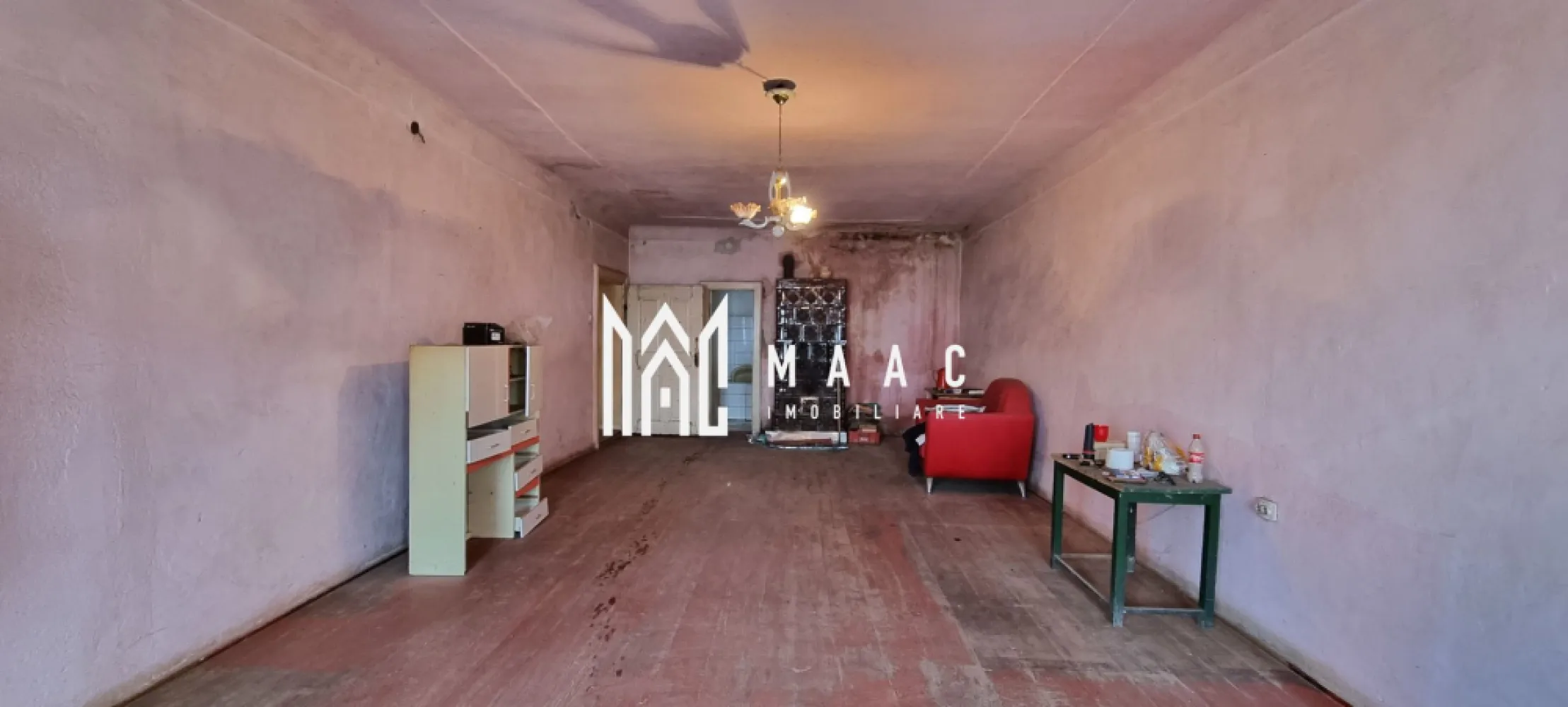 Apartament la casă I 2 camere I Teren 373 mp I Cisnădie - MAAC Imobiliare – Apartament la casă, curte comună, Cisnădie – Oportunitate de investiție

Descoperiți potențialul acestui apartament situat la parter, într-o locație centrală din Cisnădie!

Detalii proprietate:
- Suprafață utilă: aprox. 100 mp.
- Teren: 373 mp (cota parte).
- Pivniță: 37 mp, ideală pentru depozitare.

Compartimentare funcțională:
- 2 camere spațioase,
- Bucătărie,
- Baie,
- Debara,
- Hol de acces.

Aspecte importante:
- 2 camere cu vedere la strada Principală.
- Stare imobil: apartament in renovare!

Transformați această proprietate într-un cămin unic sau într-un proiect de investiție profitabil! 
Contactați-ne acum pentru mai multe detalii sau pentru a programa o vizionare, specificând ID CP2431203.