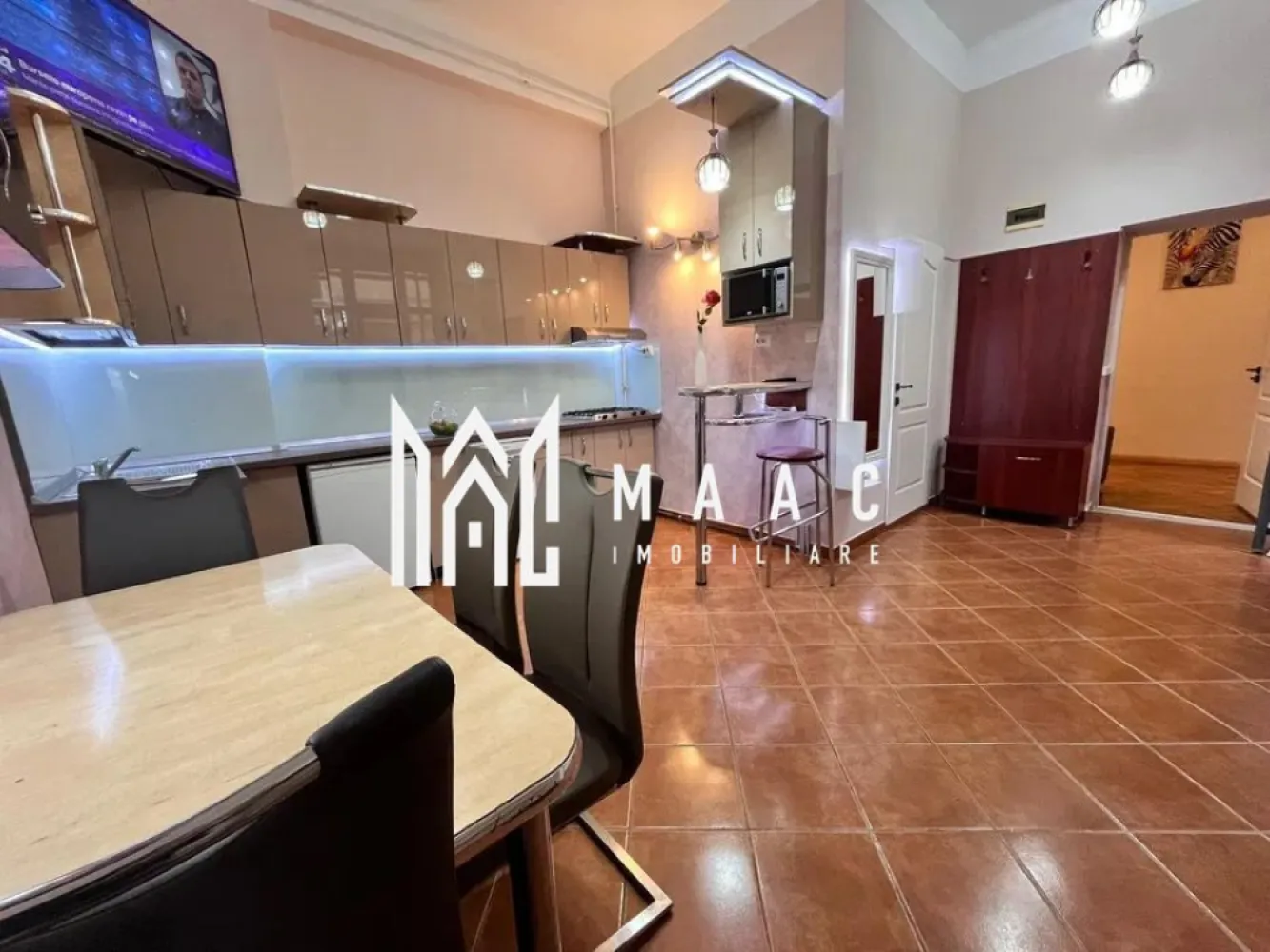 Apartament la casa I Decomandat I 70mp I Zona Centrala - MAAC Imobiliare va prezinta un apartament cu 3 camere, renovat in 2024, decomandat, in zona Centrala a Sibiului. 

Compartimentare: Living cu bucatarie open space, 2 dormitoare, 2 bai ( una cu vana ), dressing/ debara, terasa si pivnita. 

Loc de parcare in interiorul curtii pt o masina

Ideal pentru o familie cu copii sau cuplu, situat intr-o zona usor accesibila si in apropierea tuturor punctelor de interes. 

Nu se accepta animale de companie. 

Imobilul este disponibil imediat. 

Pentru initializarea contractului se percepe o garantie in cuantumul unei chirii lunare. 

Pentru mai multe detalii sau vizionari mentionati ID: CP2429471