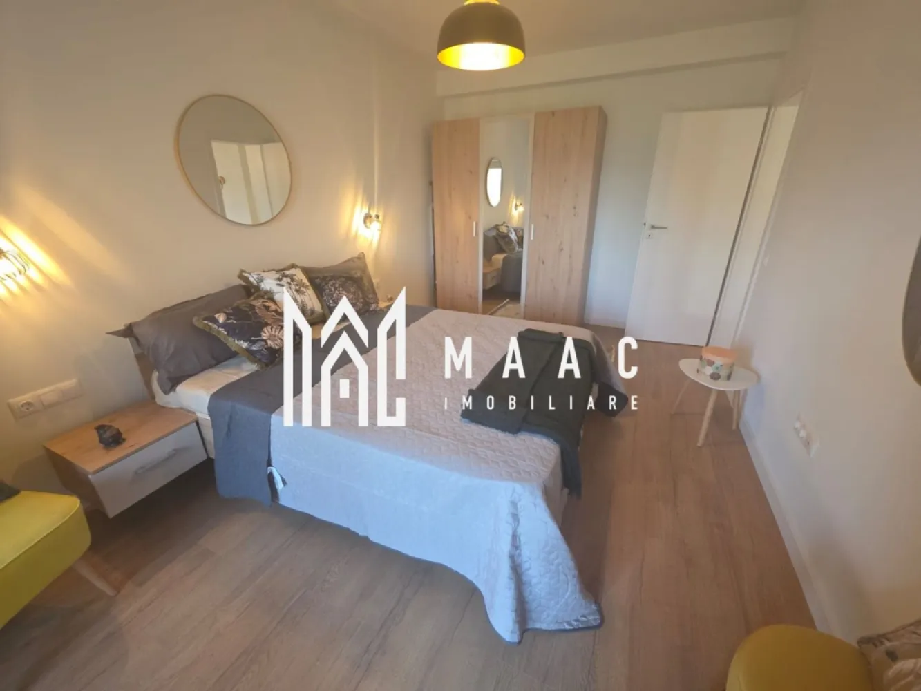 Apartament 2 camere | 50 MPU | Parcare | Turnisor - MAAC Imobiliare vă propune spre închiriere un apartament modern cu 2 camere, având o suprafață utilă de 50 mp, situat la parterul unei vile cu regim de înălțime P+1 (2 niveluri), construită din cărămidă în anul 2025.

Locuința este decomandată și inteligent compartimentată, fiind compusă din:

dormitor
living spațios cu bucătărie open space
baie
hol
2 terase generoase, finisate cu pardoseală din granit și balustrade din sticlă

Apartamentul beneficiază de orientare sudică, oferind lumină naturală pe tot parcursul zilei.

Dotări și finisaje:

complet mobilat și utilat – pregătit pentru mutare imediată
încălzire în pardoseală
parchet, gresie, faianță și granit de calitate
instalații sanitare moderne
storuri electrice totale
videointerfon
electrocasnice noi

Ideal pentru persoane care își doresc confort, eficiență și un design contemporan într-o construcție nouă.

Pentru mai multe detalii și programarea unei vizionări, vă rugăm să ne contactați telefonic și să menționați CP3072298.