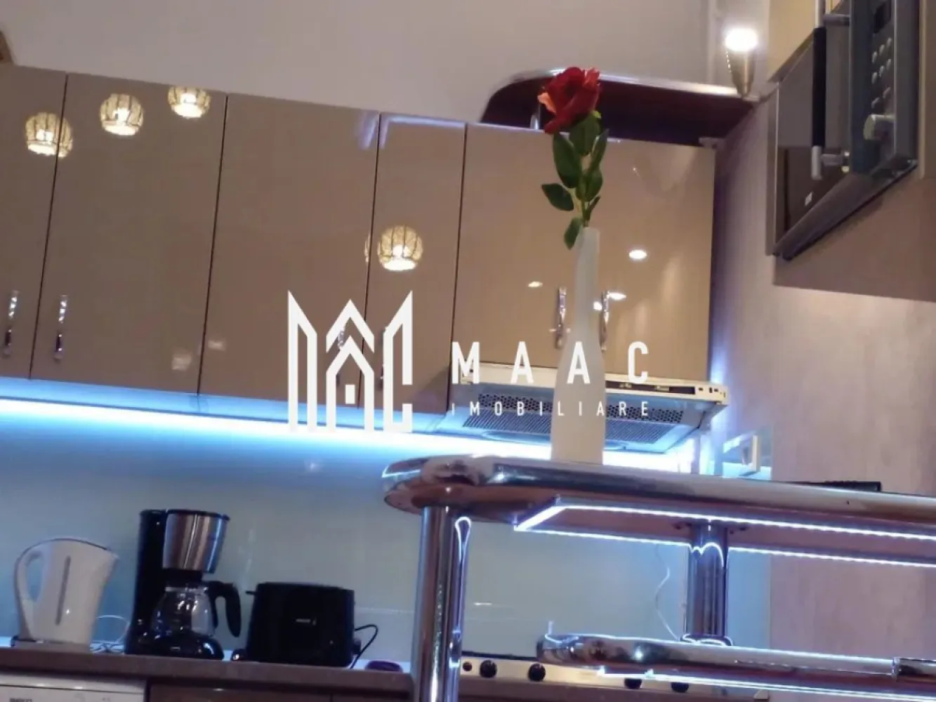 Apartament la casa I Decomandat I 70mp I Zona Centrala - MAAC Imobiliare va prezinta un apartament cu 3 camere, renovat in 2024, decomandat, in zona Centrala a Sibiului. 

Compartimentare: Living cu bucatarie open space, 2 dormitoare, 2 bai ( una cu vana ), dressing/ debara, terasa si pivnita. 

Loc de parcare in interiorul curtii pt o masina

Ideal pentru o familie cu copii sau cuplu, situat intr-o zona usor accesibila si in apropierea tuturor punctelor de interes. 

Nu se accepta animale de companie. 

Imobilul este disponibil imediat. 

Pentru initializarea contractului se percepe o garantie in cuantumul unei chirii lunare. 

Pentru mai multe detalii sau vizionari mentionati ID: CP2429471