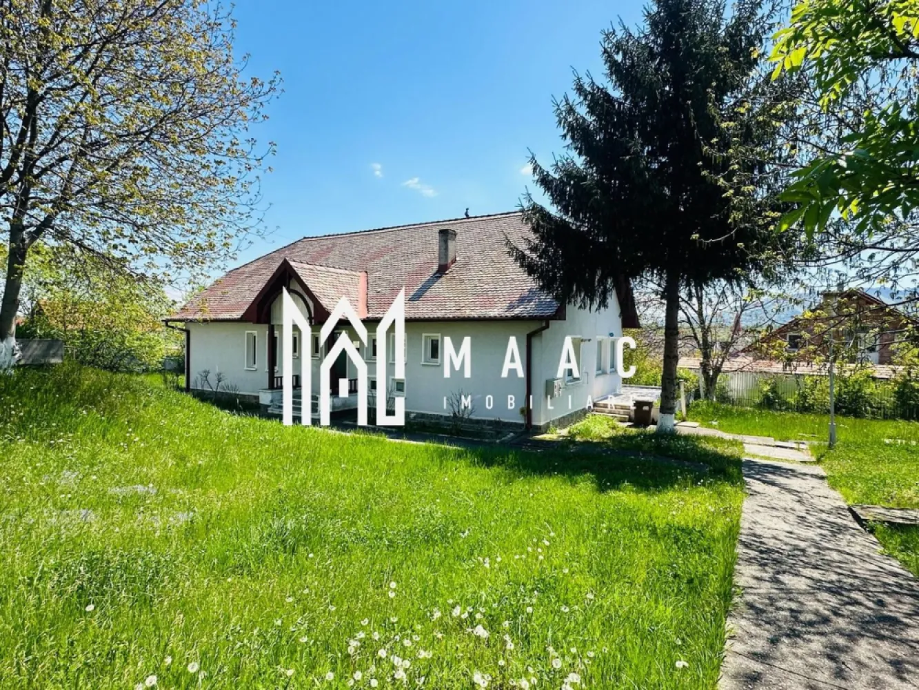 CASA DE INCHIRIAT I CISNADIE I ZONA LINISTITA - Maac Imobiliare oferă spre închiriere 3 case individuale situate în Cisnădie, într-o zonă liniștită, înconjurată de verdeață, ideale atât pentru locuit, cât și pentru diverse tipuri de activitati

Compartimentare:

* living spațios
* 4 dormitoare (un dormitor cu baie proprie)
* bucătărie
* 2 băi:
 * baie cu 2 cabine de duș
 * baie cu cadă
* mansardă open space
* demisol: spații de depozitare și uscătorie

Dotări și facilități:

* terasă – ideală pentru relaxare
* casele sunt mobilate diferit
* se închiriază mobilate și utilate sau, la cerere, nemobilate
* zonă verde și liniștită

Destinații recomandate:
* afterschool/ activități educaționale/ activități sociale
* cabinete medicale, pshihologice, veterinare etc
* ONG-uri 

Pentru mai multe detalii sau vizionare, anuntati telefonic CP3069487