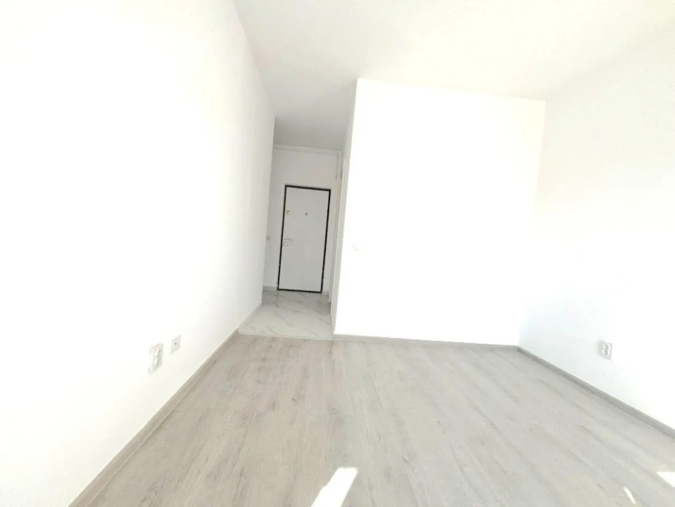 Garsoniera cartier Militari Residence - mutare imediata!! - Garsonieră decomandată de vânzare – Militari Residence | Etaj intermediar | Bloc cu lift

Vă propunem spre vânzare o garsonieră situată în Militari Residence, într-un imobil modern cu regim mic de înălțime (P+3), ideală atât pentru locuit, cât și pentru investiție.

Locuința este decomandată, oferind o compartimentare eficientă și un plus de confort. Este amplasată la un etaj intermediar, poziție ideală pentru un echilibru optim între accesibilitate și liniște.

Blocul este prevăzut cu lift, un avantaj important pentru acest tip de imobil, asigurând acces facil indiferent de etaj.

Caracteristici principale:

Compartimentare decomandată
Etaj intermediar
Bloc P+3 (regim mic de înălțime)
Lift în imobil
Zonă în plină dezvoltare, cu acces rapid către magazine, transport și facilități

Această proprietate reprezintă o alegere practică pentru cei care caută un spațiu bine organizat, într-o zonă accesibilă și în continuă dezvoltare.