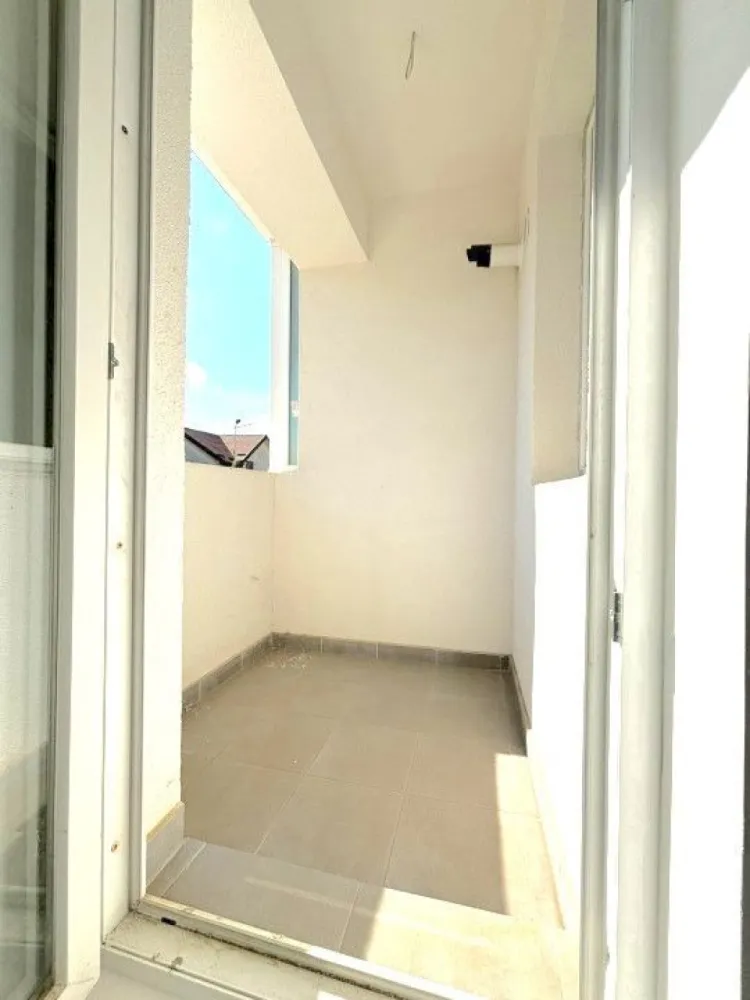 Garsoniera cartier Militari Residence - mutare imediata!! - Garsonieră decomandată de vânzare – Militari Residence | Etaj intermediar | Bloc cu lift

Vă propunem spre vânzare o garsonieră situată în Militari Residence, într-un imobil modern cu regim mic de înălțime (P+3), ideală atât pentru locuit, cât și pentru investiție.

Locuința este decomandată, oferind o compartimentare eficientă și un plus de confort. Este amplasată la un etaj intermediar, poziție ideală pentru un echilibru optim între accesibilitate și liniște.

Blocul este prevăzut cu lift, un avantaj important pentru acest tip de imobil, asigurând acces facil indiferent de etaj.

Caracteristici principale:

Compartimentare decomandată
Etaj intermediar
Bloc P+3 (regim mic de înălțime)
Lift în imobil
Zonă în plină dezvoltare, cu acces rapid către magazine, transport și facilități

Această proprietate reprezintă o alegere practică pentru cei care caută un spațiu bine organizat, într-o zonă accesibilă și în continuă dezvoltare.