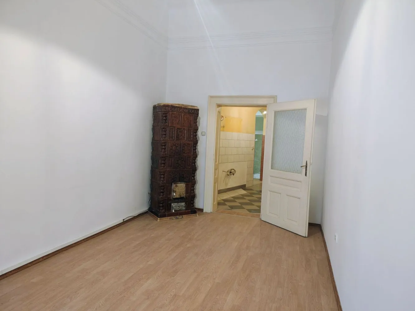 Apartament la casă cu front stradal, str. M. Eminescu. 119 900 E. - De vânzare: apartament la casă, 3 camere, cu front stradal, situat în zona ultracentrală a orașului, pe strada Mihai Eminescu, într-o curte comună cu încă doi proprietari. 119 900 E .Comision 0.

 Proprietatea reprezintă o oportunitate excelentă atât pentru locuință, cât și pentru investiție, datorită poziționării centrale și potențialului de amenajare.
Imobilul este construit din cărămidă și oferă posibilitatea de mansardare. În plus, dispune de 3 boxe la subsol, cu o suprafață totală de aproximativ 45 mp, ideale pentru depozitare sau amenajare suplimentară.

Suprafețe:
• Cotă parte teren: 130 mp
• Suprafață construită: 83 mp
• Suprafață utilă: 61 mp

Compartimentare:
• Hol de acces
• Bucătărie
• 3 camere
• Debara
• Baie

Locuința beneficiază de front stradal și se află într-o zonă cu acces rapid către toate punctele de interes ale orașului: restaurante, școli, instituții, magazine și mijloace de transport.
Fațada casei necesită renovare, oferind viitorului proprietar posibilitatea de a personaliza aspectul exterior după propriul gust.

Pentru mai multe informatii sau pentru vizionare, 0751 777 844 Madian Bosca