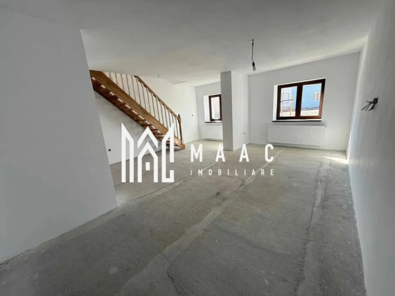 Casa Predare la Cheie | 3 camere | Curte 120 MP - MAAC Imobiliare vă propune spre vânzare o casă complet renovată, cu predare la cheie, situată în zona Calea Șurii Mici din Sibiu, o locație apreciată pentru accesibilitate și dezvoltarea rezidențială continuă. Proprietatea reprezintă alegerea ideală pentru cei care își doresc o locuință modernizată integral, pregătită pentru mutare imediată, cu spații bine organizate și curte proprie.

Casa dispune de o suprafață utilă de 102 mp, o curte privată de 120 mp și o cale de acces comună de 40 mp. Deschiderea proprietății este de 7 ml, oferind acces facil și o compartimentare eficientă a spațiilor interioare și exterioare.

Compartimentarea locuinței este realizată astfel:
-Parter – 70 mp, compus din hol și bucătărie cu suprafață de 17 mp, living spațios de 44 mp și baie de 7,5 mp
-Etaj – 32 mp, reprezentând zona de mansardă

Imobilul a fost renovat complet în anul 2024 și beneficiază de reabilitare integrală, cu accent pe confort, eficiență și calitatea finisajelor. Printre îmbunătățirile aduse se numără:
-Ferestre și ușă de intrare marca Kommerling
-Acoperiș complet nou, prevăzut cu ferestre de mansardă Roto
-Instalații electrice, termice și de apă complet noi
-Izolație exterioară realizată cu termosistem performant
-Tencuieli, glet, vopsea lavabilă și finisaje exterioare decorative
-Curte amenajată cu pavaj nou

Proprietatea oferă multiple facilități și avantaje pentru confortul viitorilor proprietari:
-Curte privată de 120 mp, cu posibilitatea amenajării unui spațiu verde
-Două locuri de parcare private, cu posibilitate de extindere
-Infrastructură pregătită pentru zonă de grill sau grătar, cu apă, electricitate și canalizare
-Iluminat perimetral pregătit pentru montarea corpurilor de iluminat

Datorită renovării complete, poziționării avantajoase și dotărilor moderne, această casă reprezintă o oportunitate excelentă pentru cei care caută o locuință confortabilă într-o zonă bine conectată din Sibiu.

Pentru mai multe detalii, vă rugăm să precizați telefonic că ați văzut anunțul cu CP2427097.