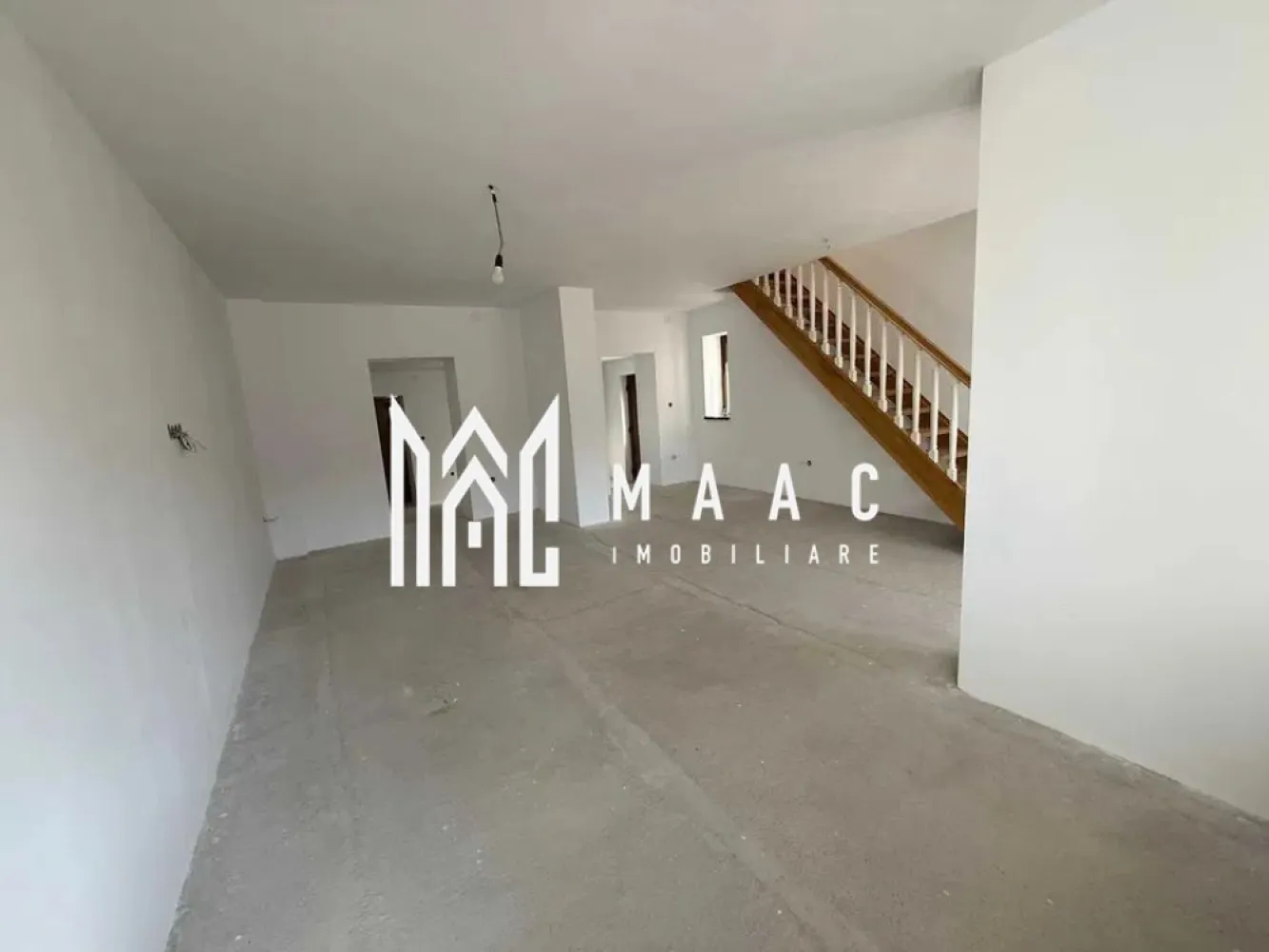 Casa Predare la Cheie | 3 camere | Curte 120 MP - MAAC Imobiliare vă propune spre vânzare o casă complet renovată, cu predare la cheie, situată în zona Calea Șurii Mici din Sibiu, o locație apreciată pentru accesibilitate și dezvoltarea rezidențială continuă. Proprietatea reprezintă alegerea ideală pentru cei care își doresc o locuință modernizată integral, pregătită pentru mutare imediată, cu spații bine organizate și curte proprie.

Casa dispune de o suprafață utilă de 102 mp, o curte privată de 120 mp și o cale de acces comună de 40 mp. Deschiderea proprietății este de 7 ml, oferind acces facil și o compartimentare eficientă a spațiilor interioare și exterioare.

Compartimentarea locuinței este realizată astfel:
-Parter – 70 mp, compus din hol și bucătărie cu suprafață de 17 mp, living spațios de 44 mp și baie de 7,5 mp
-Etaj – 32 mp, reprezentând zona de mansardă

Imobilul a fost renovat complet în anul 2024 și beneficiază de reabilitare integrală, cu accent pe confort, eficiență și calitatea finisajelor. Printre îmbunătățirile aduse se numără:
-Ferestre și ușă de intrare marca Kommerling
-Acoperiș complet nou, prevăzut cu ferestre de mansardă Roto
-Instalații electrice, termice și de apă complet noi
-Izolație exterioară realizată cu termosistem performant
-Tencuieli, glet, vopsea lavabilă și finisaje exterioare decorative
-Curte amenajată cu pavaj nou

Proprietatea oferă multiple facilități și avantaje pentru confortul viitorilor proprietari:
-Curte privată de 120 mp, cu posibilitatea amenajării unui spațiu verde
-Două locuri de parcare private, cu posibilitate de extindere
-Infrastructură pregătită pentru zonă de grill sau grătar, cu apă, electricitate și canalizare
-Iluminat perimetral pregătit pentru montarea corpurilor de iluminat

Datorită renovării complete, poziționării avantajoase și dotărilor moderne, această casă reprezintă o oportunitate excelentă pentru cei care caută o locuință confortabilă într-o zonă bine conectată din Sibiu.

Pentru mai multe detalii, vă rugăm să precizați telefonic că ați văzut anunțul cu CP2427097.