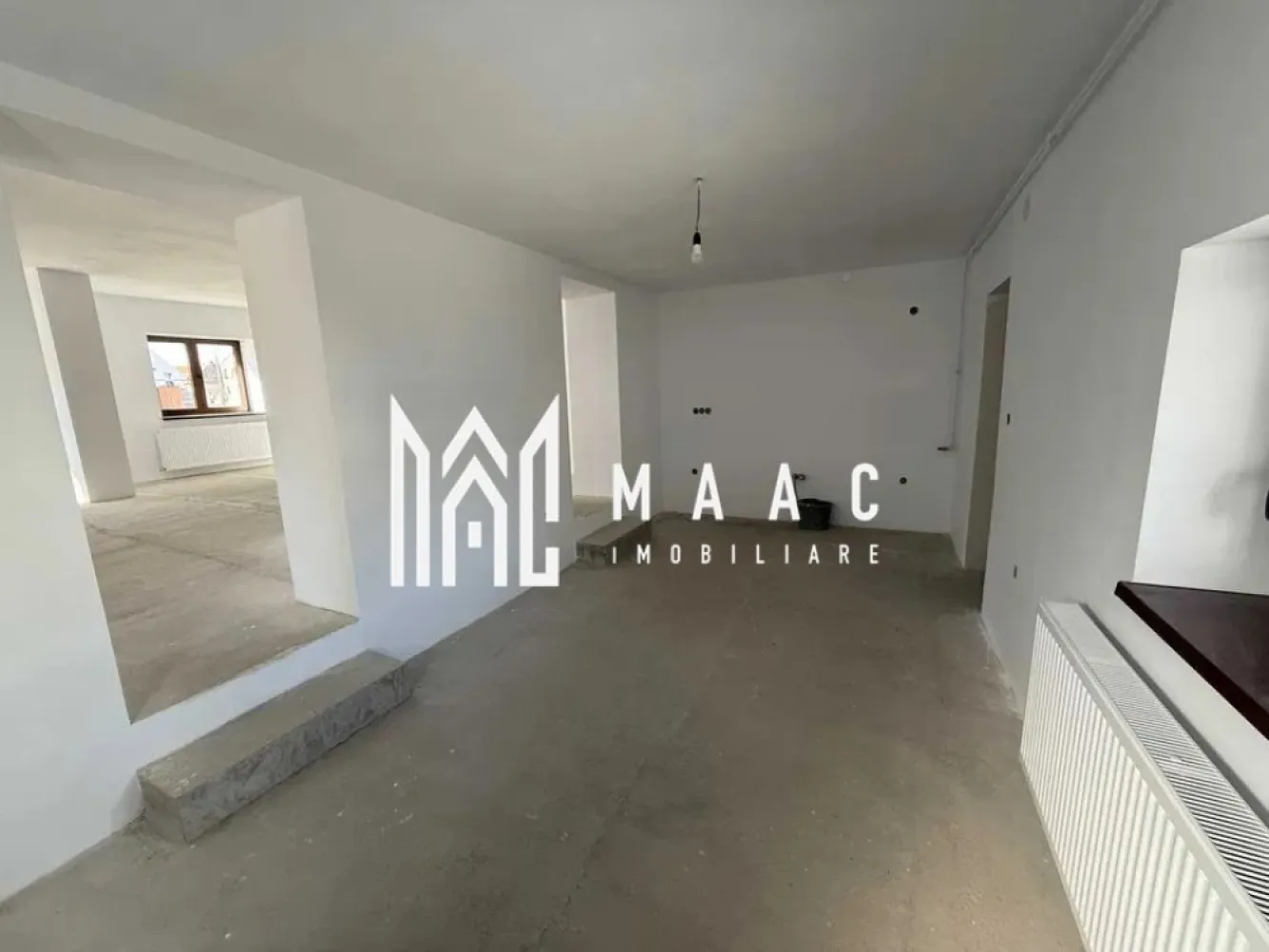 Casa Predare la Cheie | 3 camere | Curte 120 MP - MAAC Imobiliare vă propune spre vânzare o casă complet renovată, cu predare la cheie, situată în zona Calea Șurii Mici din Sibiu, o locație apreciată pentru accesibilitate și dezvoltarea rezidențială continuă. Proprietatea reprezintă alegerea ideală pentru cei care își doresc o locuință modernizată integral, pregătită pentru mutare imediată, cu spații bine organizate și curte proprie.

Casa dispune de o suprafață utilă de 102 mp, o curte privată de 120 mp și o cale de acces comună de 40 mp. Deschiderea proprietății este de 7 ml, oferind acces facil și o compartimentare eficientă a spațiilor interioare și exterioare.

Compartimentarea locuinței este realizată astfel:
-Parter – 70 mp, compus din hol și bucătărie cu suprafață de 17 mp, living spațios de 44 mp și baie de 7,5 mp
-Etaj – 32 mp, reprezentând zona de mansardă

Imobilul a fost renovat complet în anul 2024 și beneficiază de reabilitare integrală, cu accent pe confort, eficiență și calitatea finisajelor. Printre îmbunătățirile aduse se numără:
-Ferestre și ușă de intrare marca Kommerling
-Acoperiș complet nou, prevăzut cu ferestre de mansardă Roto
-Instalații electrice, termice și de apă complet noi
-Izolație exterioară realizată cu termosistem performant
-Tencuieli, glet, vopsea lavabilă și finisaje exterioare decorative
-Curte amenajată cu pavaj nou

Proprietatea oferă multiple facilități și avantaje pentru confortul viitorilor proprietari:
-Curte privată de 120 mp, cu posibilitatea amenajării unui spațiu verde
-Două locuri de parcare private, cu posibilitate de extindere
-Infrastructură pregătită pentru zonă de grill sau grătar, cu apă, electricitate și canalizare
-Iluminat perimetral pregătit pentru montarea corpurilor de iluminat

Datorită renovării complete, poziționării avantajoase și dotărilor moderne, această casă reprezintă o oportunitate excelentă pentru cei care caută o locuință confortabilă într-o zonă bine conectată din Sibiu.

Pentru mai multe detalii, vă rugăm să precizați telefonic că ați văzut anunțul cu CP2427097.
